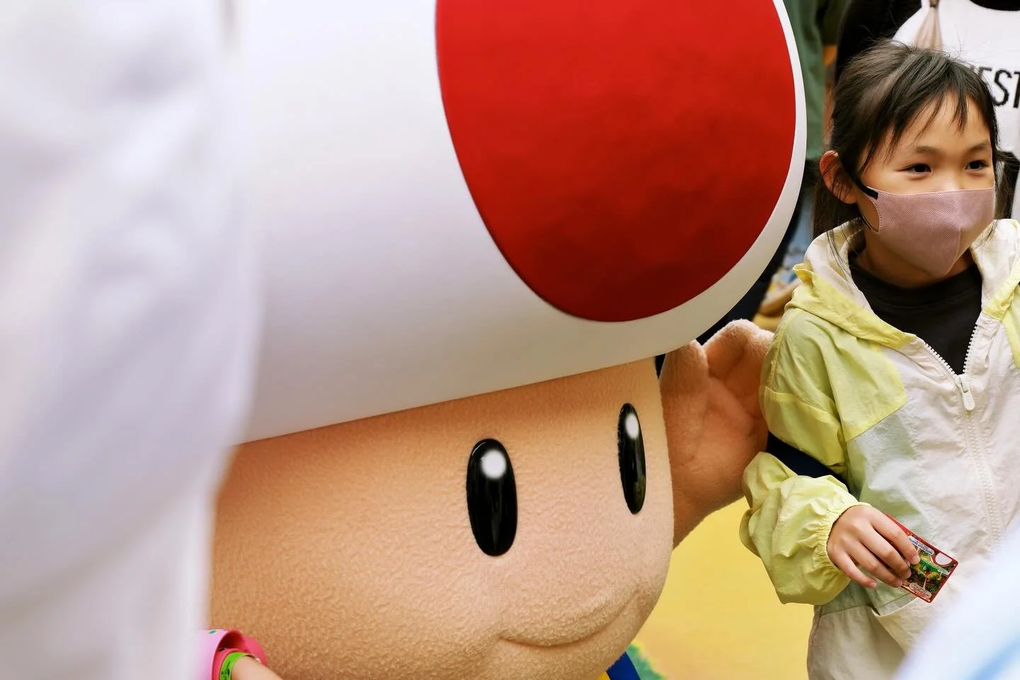 Overwhelmed by all the joy here.
It seems like everyone enjoys their inner child. And we won&lsquo;t do it any other way. ❤️💚

#fun #happyplace #wonderland #positivity #positivevibes #choosehappiness #lifestyle #osaka #universalstudiososaka #thestur