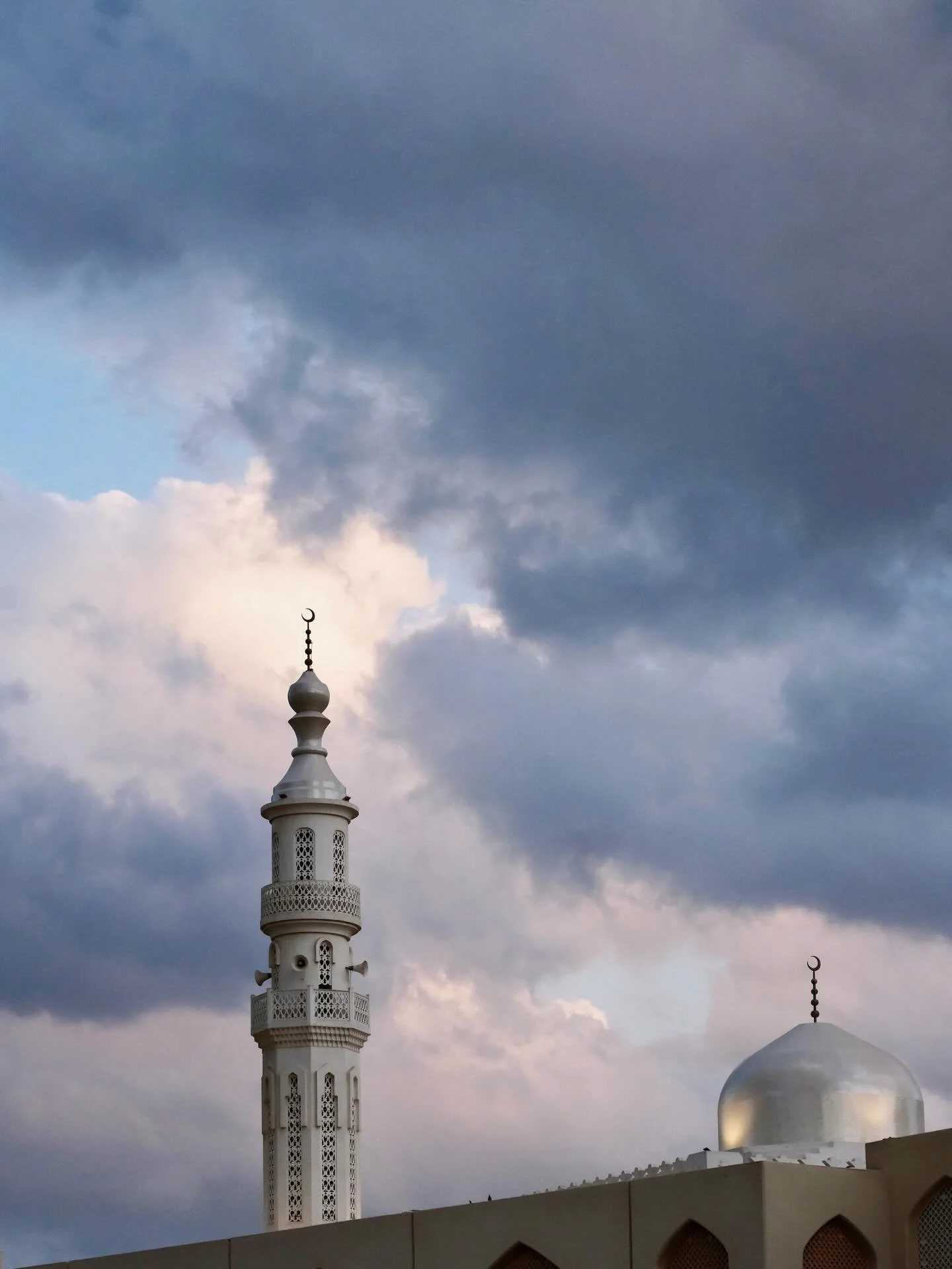 Where to start to narrate better than at the beginning. Our round trip startet in the country&lsquo;s capital Muscat. A huge melting belt of apart districts that snuggle up the mountains towards the interior of the country.

#oman #muscat #travelphot