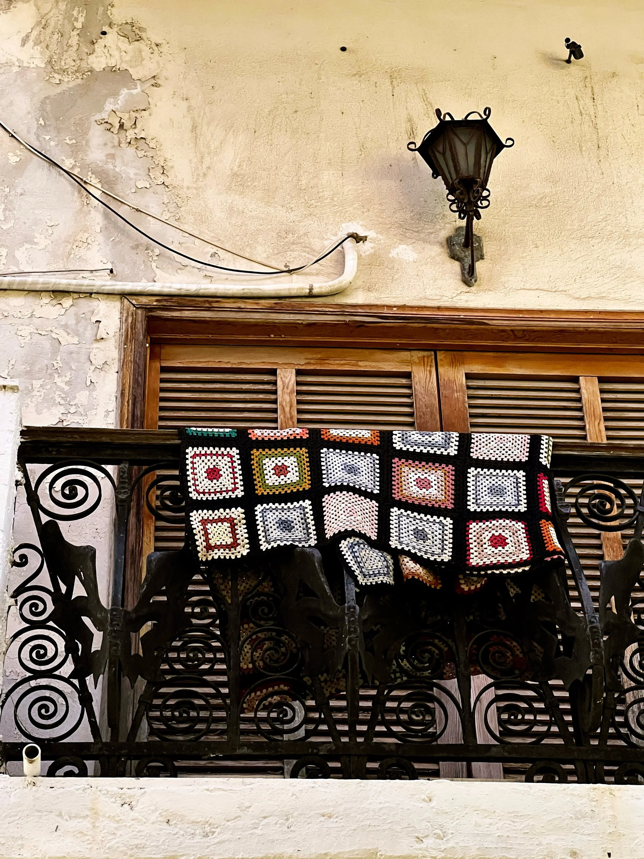 Even our evening routine on this holiday was a pleasant, relaxed pace. We both enjoyed these late summer evenings doing our walk to Kos city, observing the play of light of the setting sun, having the best french fries and Kolokithokeftedes, and afte