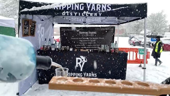 Farnham Farmers Market in the SNOW!! 😍☃️❄️ Warming everyone up with our Golden Spiced Rum 😋
=====
How are you guys enjoying your Rum?
=====
#rum #market #snow #goldenspiced #goldenrum #spicedrum #rumlovers #winterwarmer #rippingyarns #surreyrum #su