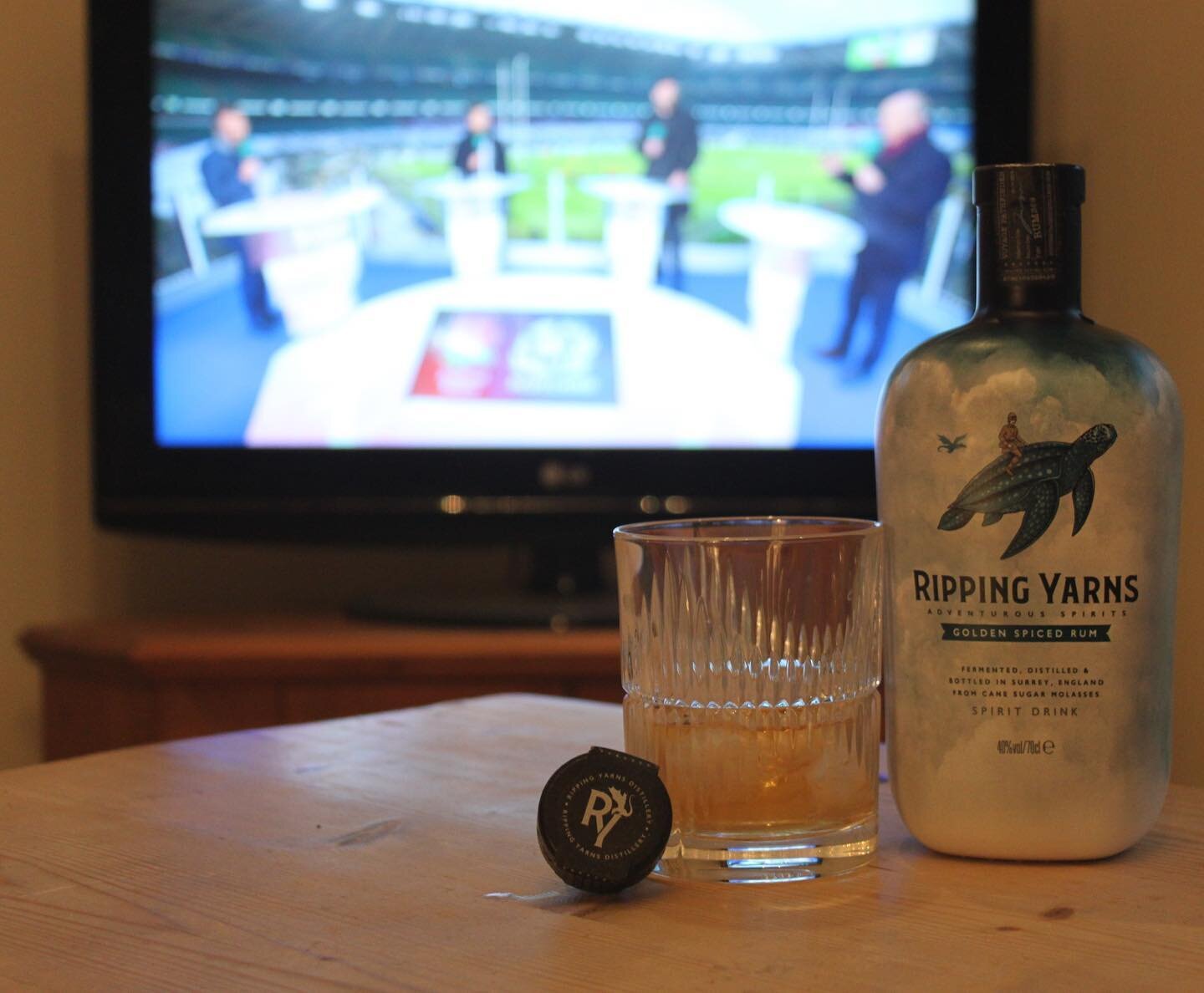 150th Calcutta Cup! Enjoying the start of the Six Nations with some of our Rum on the rocks. Who are you backing? 🏴󠁧󠁢󠁥󠁮󠁧󠁿 or 🏴󠁧󠁢󠁳󠁣󠁴󠁿? #rum #scotland #england #sixnations  #drink #premium #weekend #sport #fun #calcuttacup #friends #famil