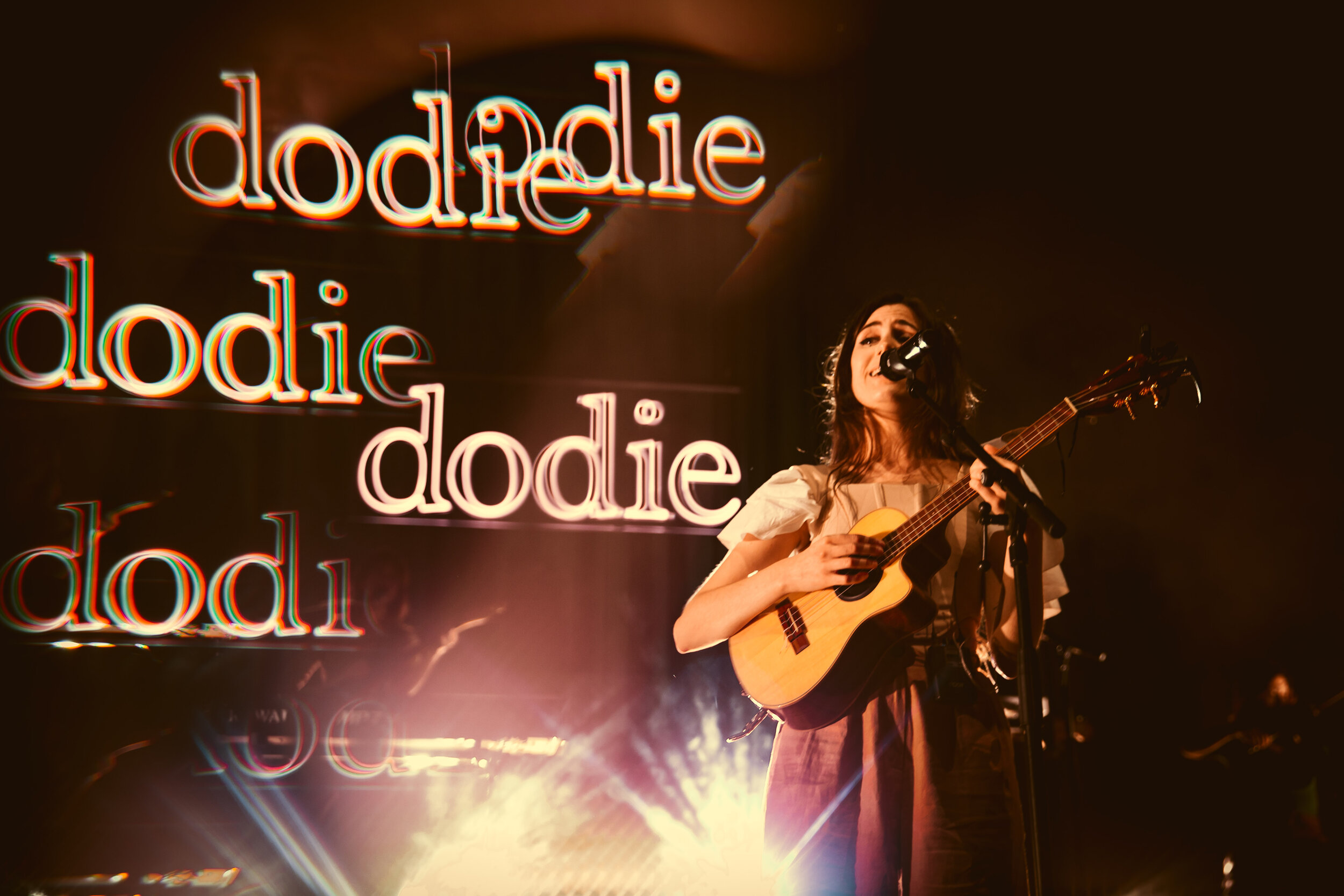 DODIE BRINGS INTIMATE CONNECTION TO HER BIGGEST SHOW YET — VOCAL GIRLS