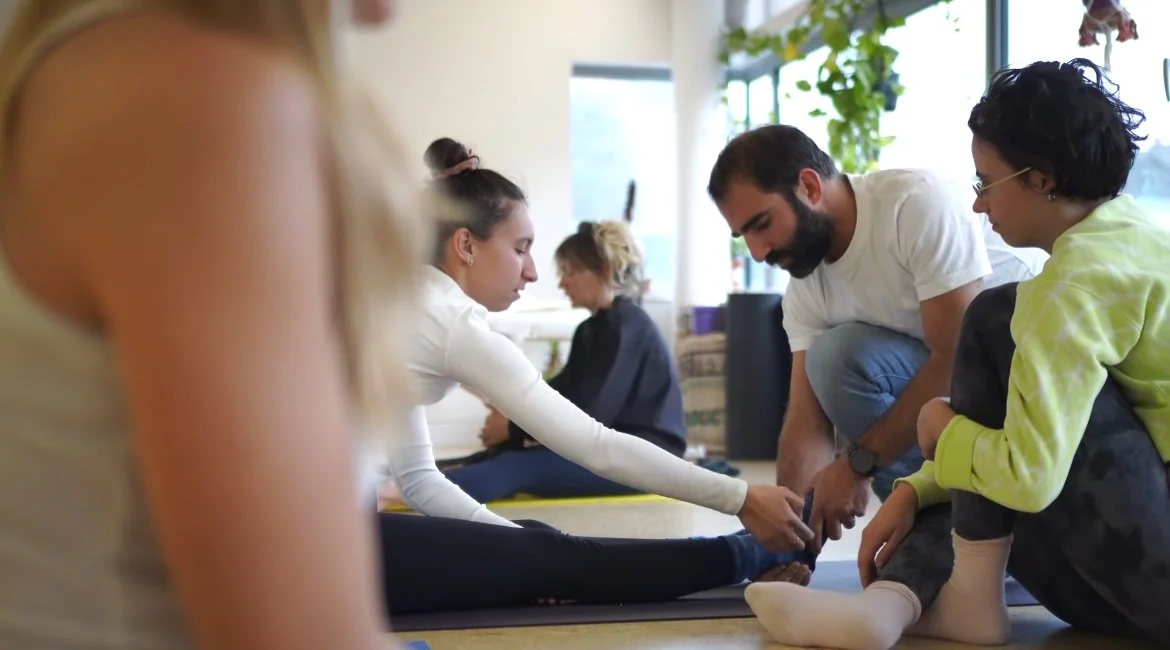 Xavier Desderedjian enseignant l’anatomie palpatoire à des élèves lors d’une formation de professeur de yoga chez Sattvic Element.