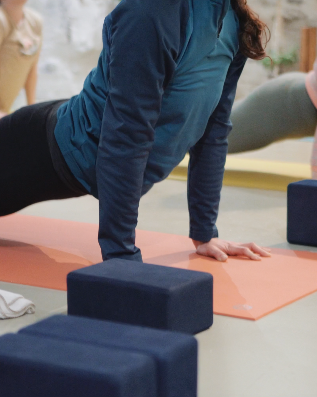 Atelier de yoga en petit groupe dans un studio à Nantes