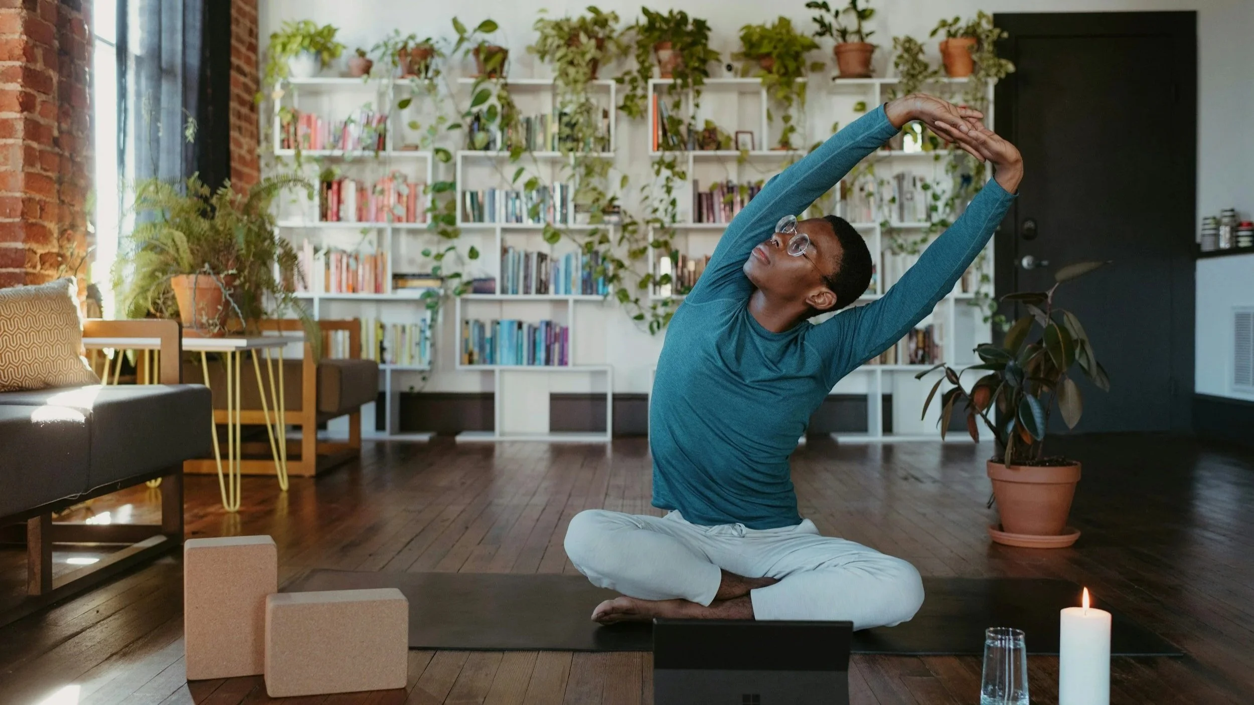 Comment débuter le yoga à la maison : Guide complet à Nantes