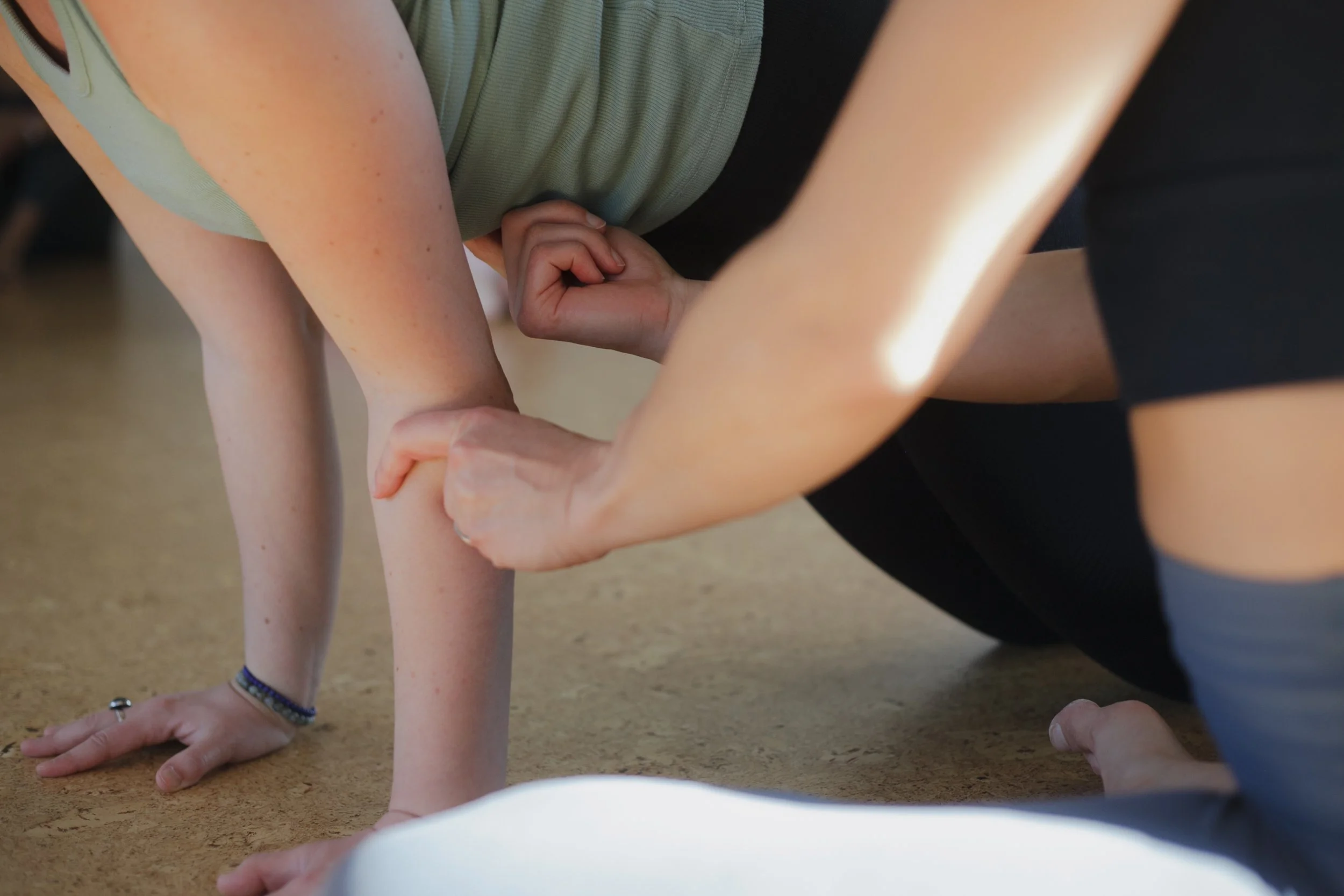 Correction de l’alignement en Chaturanga Dandasana lors d’un atelier de yoga à Sattvic Element, studio de yoga à Nantes.