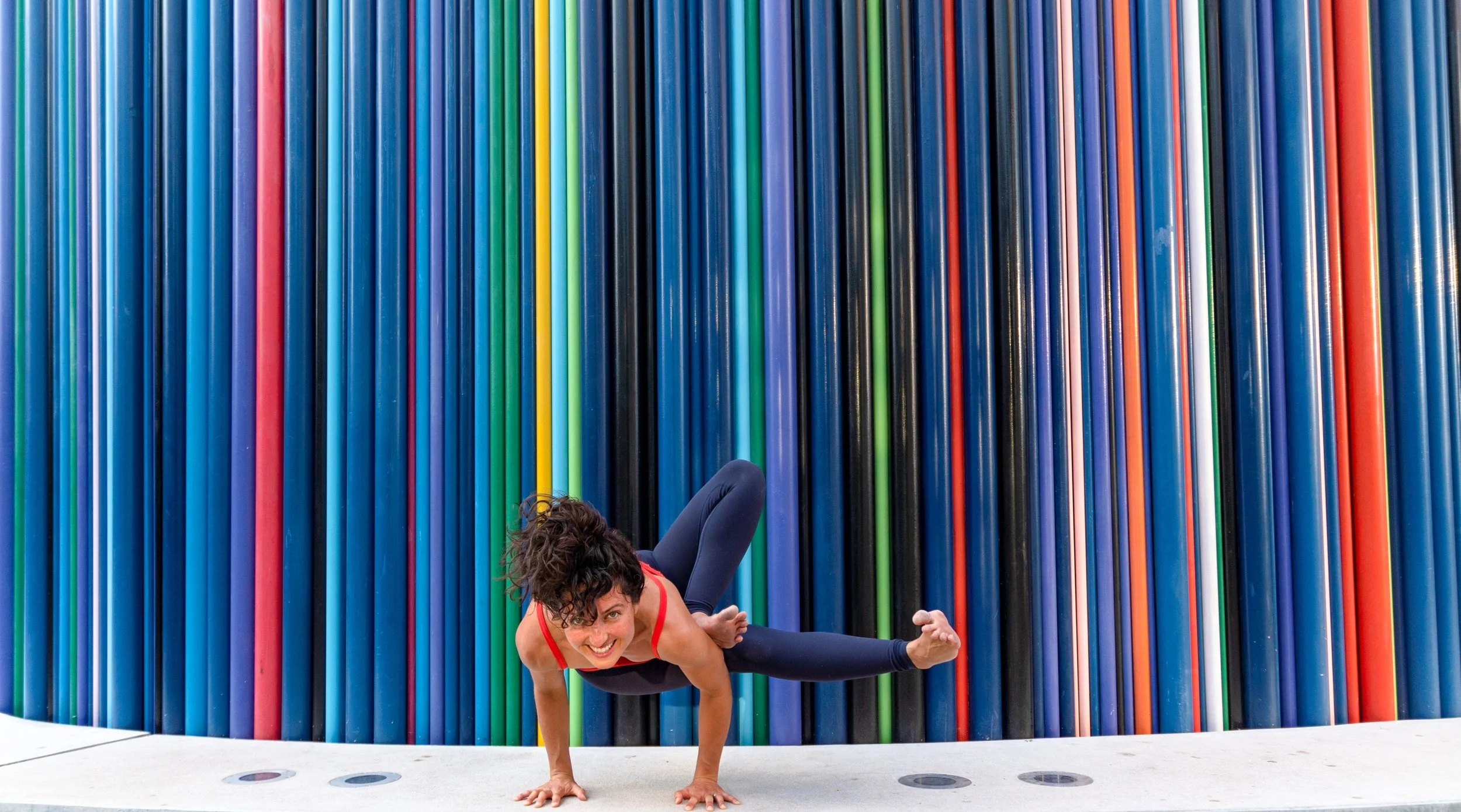 Nicole Zaccaria en Maksikanagasana (posture de la libellule) — équilibre sur les mains lors du stage de yoga intensif avancé à Nantes, Sattvic Element