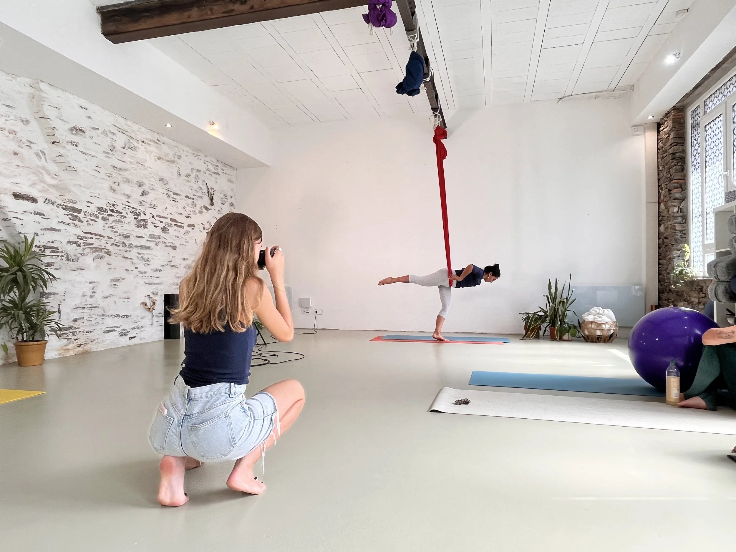 Sèance shooting pour les professeurs de yoga dans un studio lumineux à Nantes