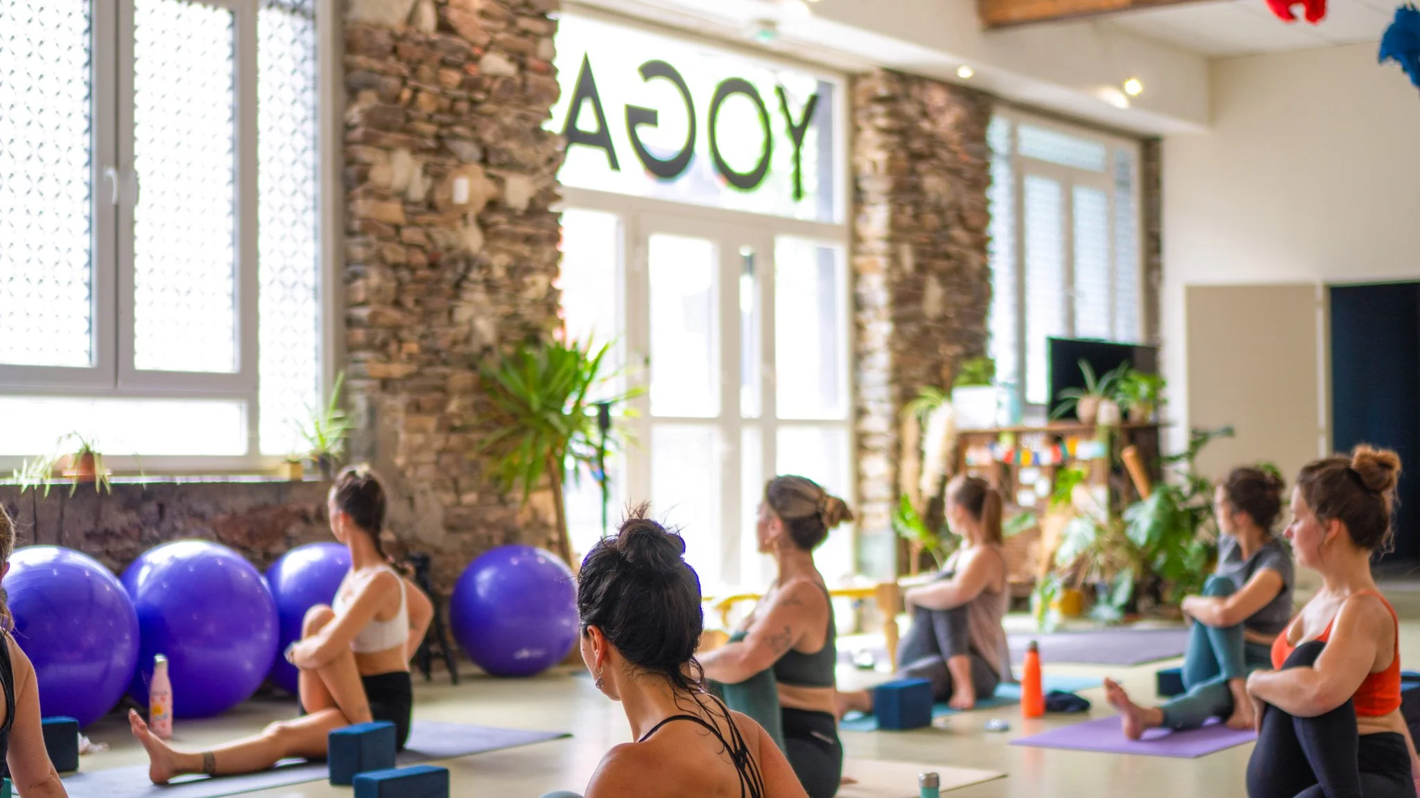 Session de yoga encadrée dans un studio professionnel à Nantes