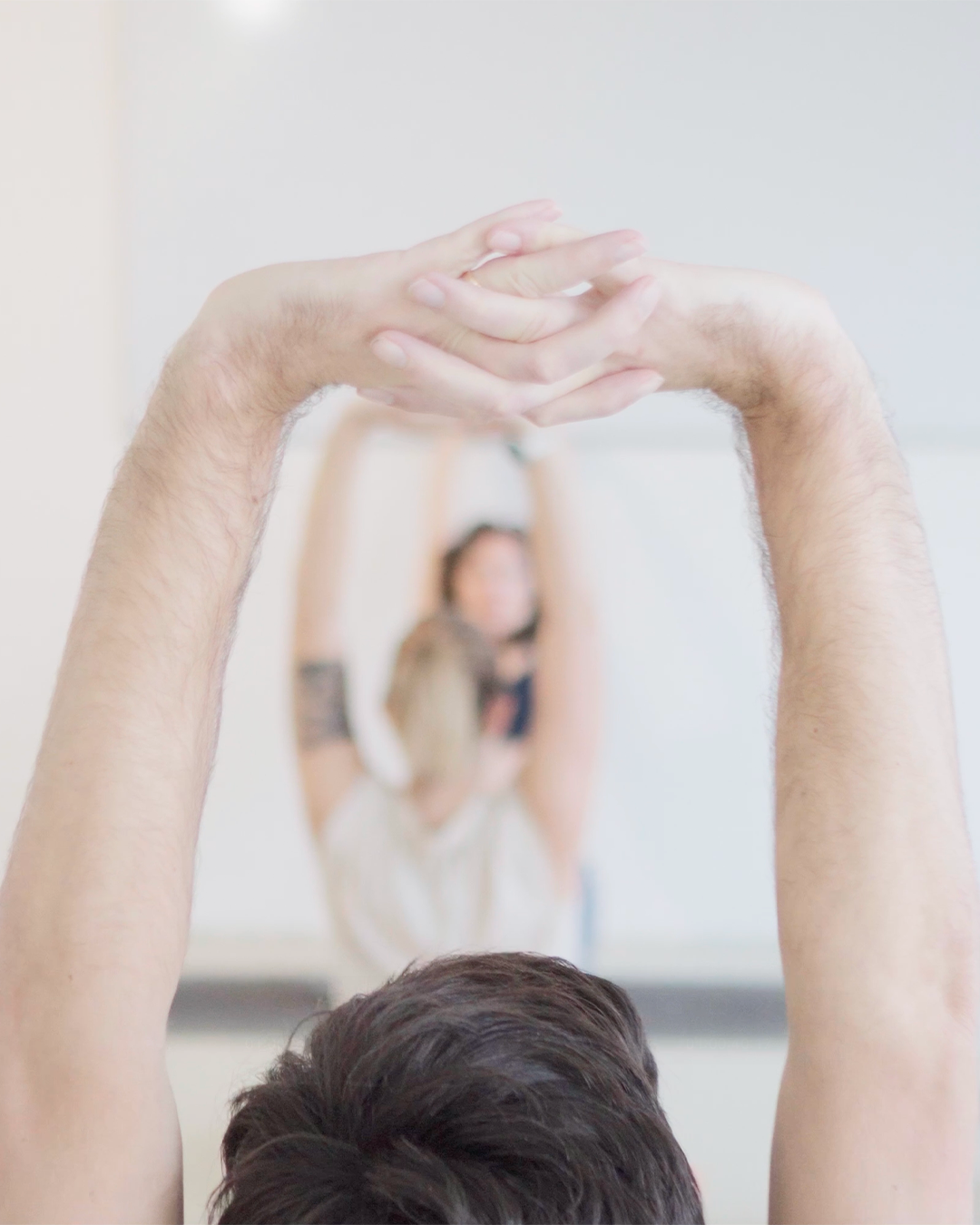 Groupe d’élèves pratiquant le yoga dans un studio lumineux à Nantes