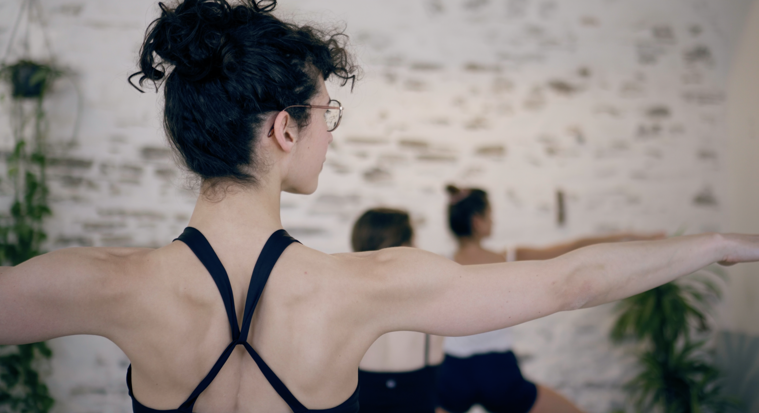 Élèves en pratique de yoga dans le studio de yoga de Sattvic Element
