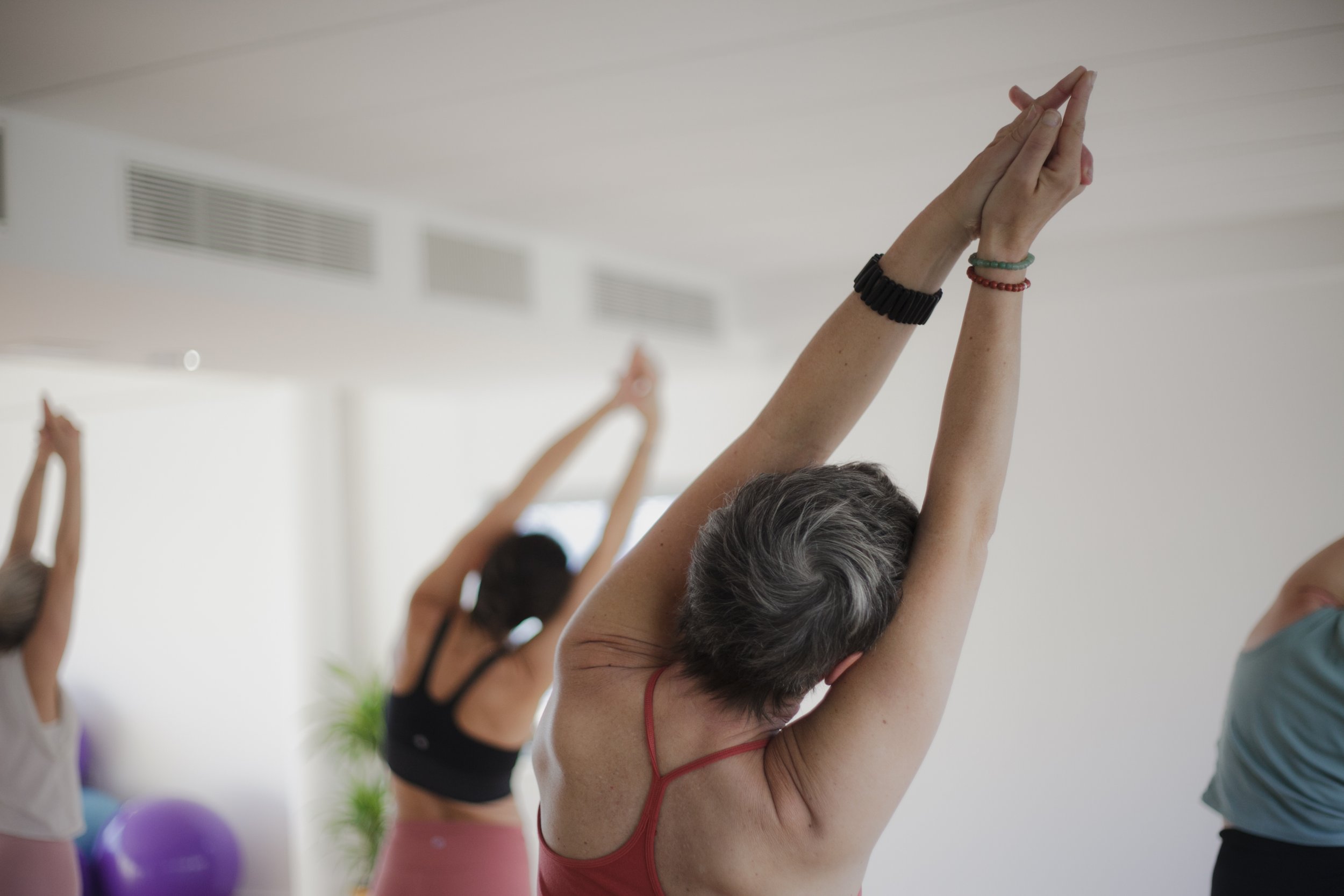 Les futurs professeurs de yoga qui pratiquent pendant leur formation yoga 200h à Nantes