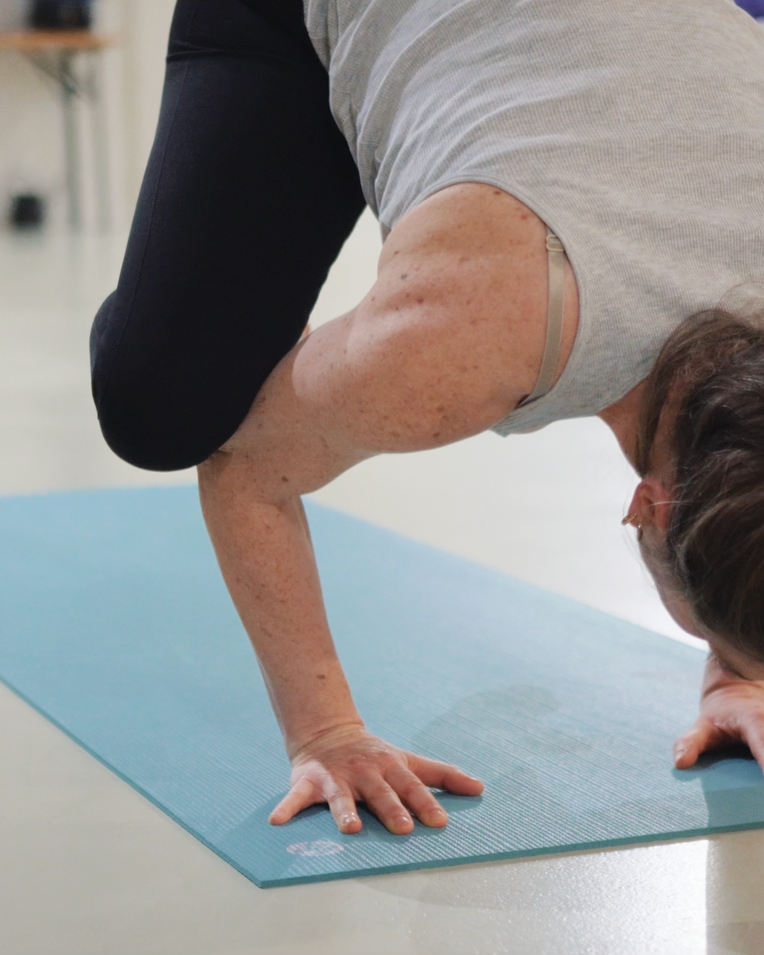 Élève avancé pratiquant des postures d’équilibre sur les mains lors d’un stage intensif de yoga chez Sattvic Element