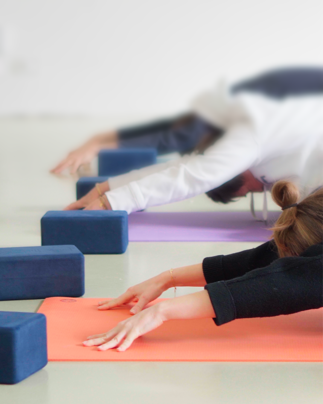 Yoga debutant nantes, Groupe d’élèves pratiquant le yoga dans un studio lumineux à Nantes