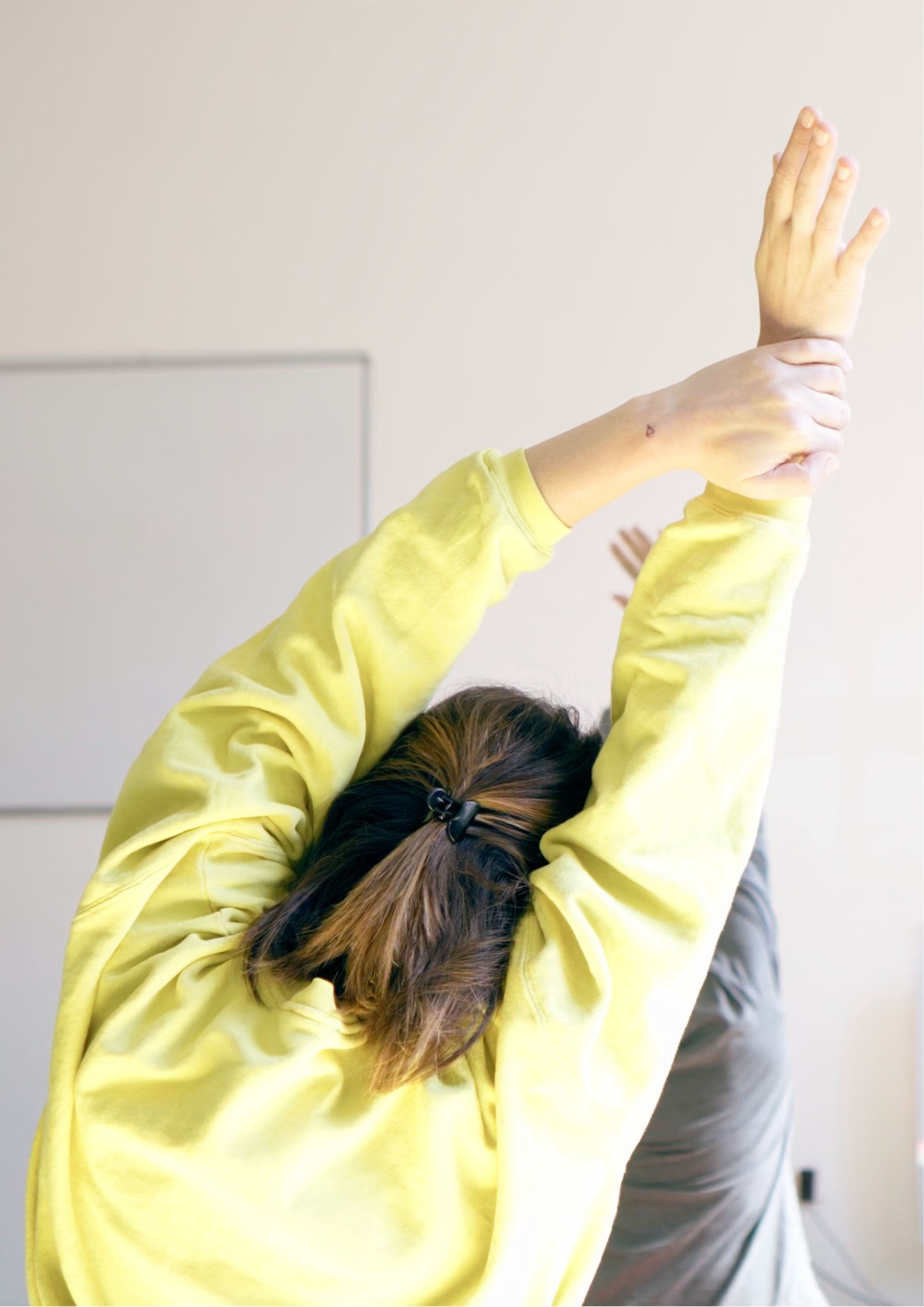 Une élève en pose de yoga qui pratique le yoga dans un studio lumineux à Nantes