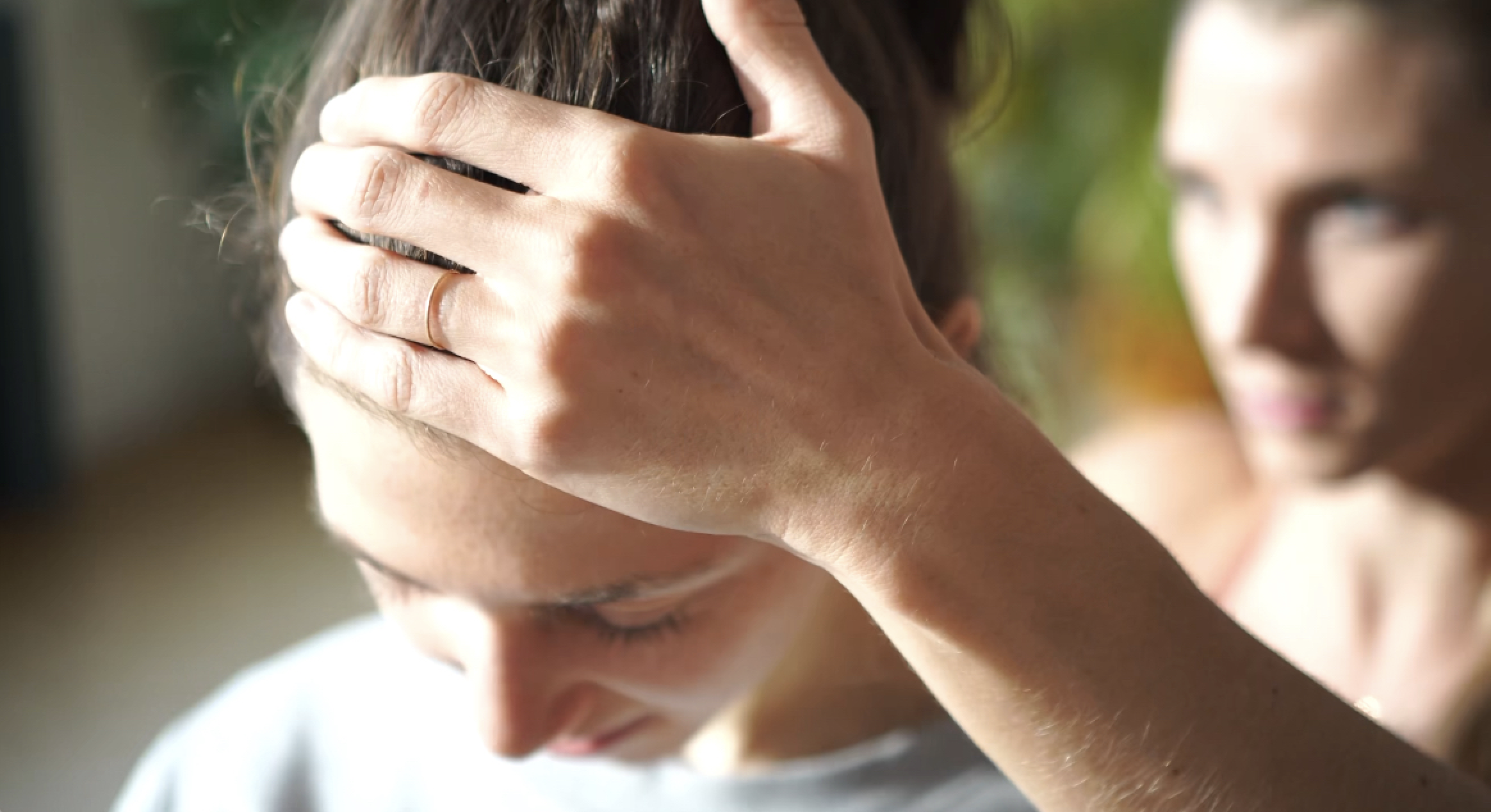 Étudiants pratiquant l’anatomie palpatoire pendant la formation de yoga anatomie à Sattvic Element