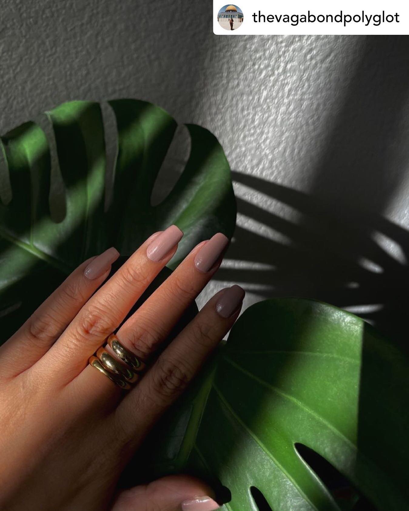 Completely obsessed with this flawless mani on @thevagabondpolyglot ! 😍

Shop &ldquo;Flintstone&rdquo; and other gorgeous shades on our website.