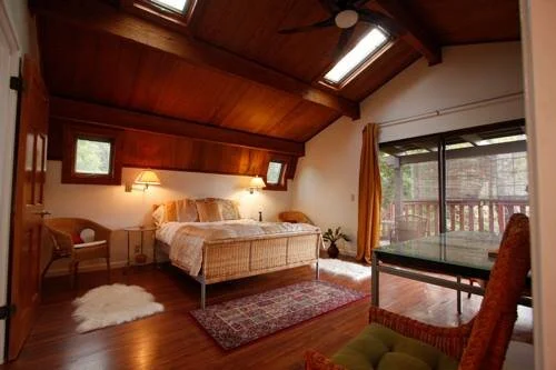  Top floor master bedroom with king size bed 