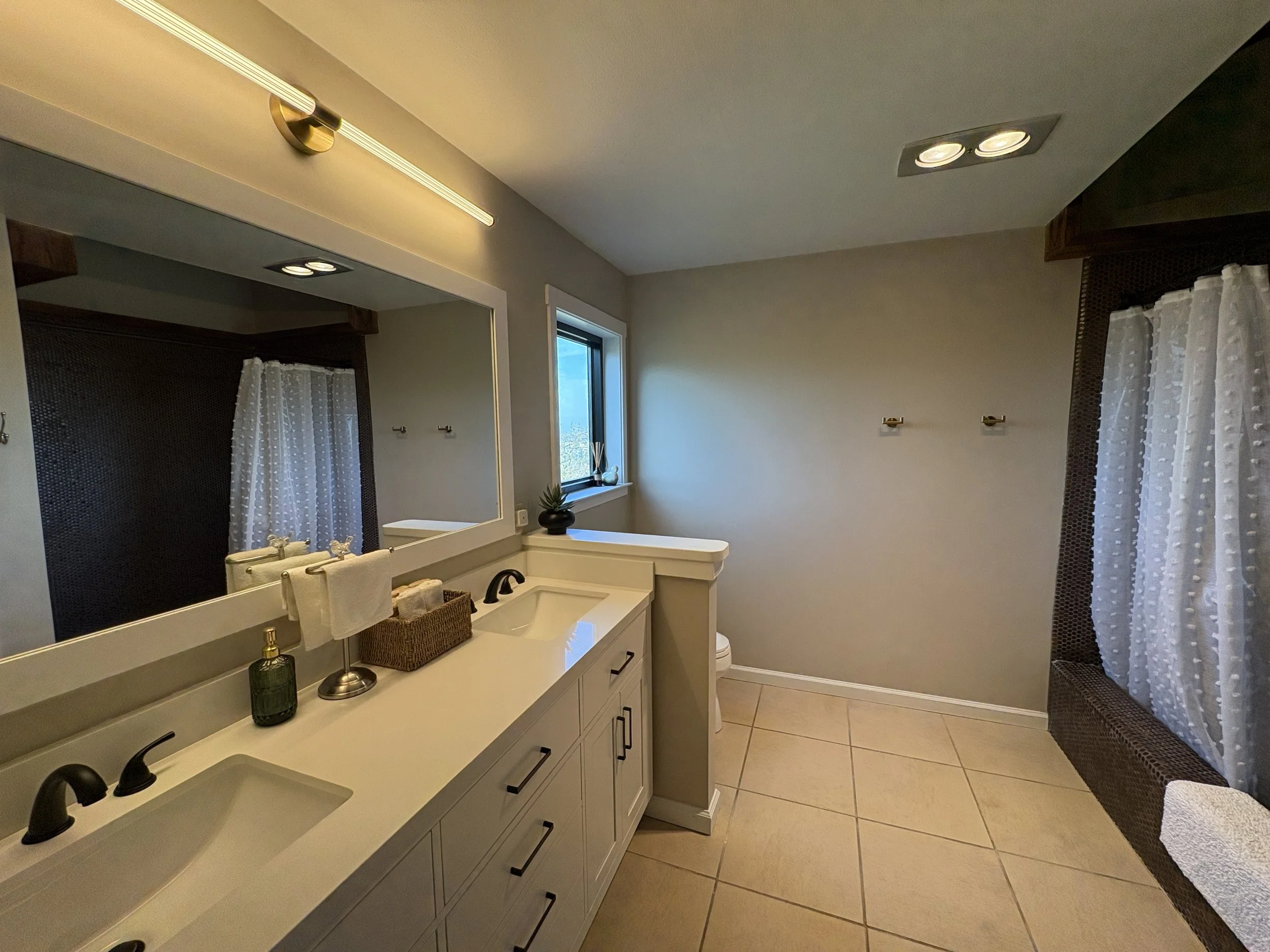 Upper level full bath