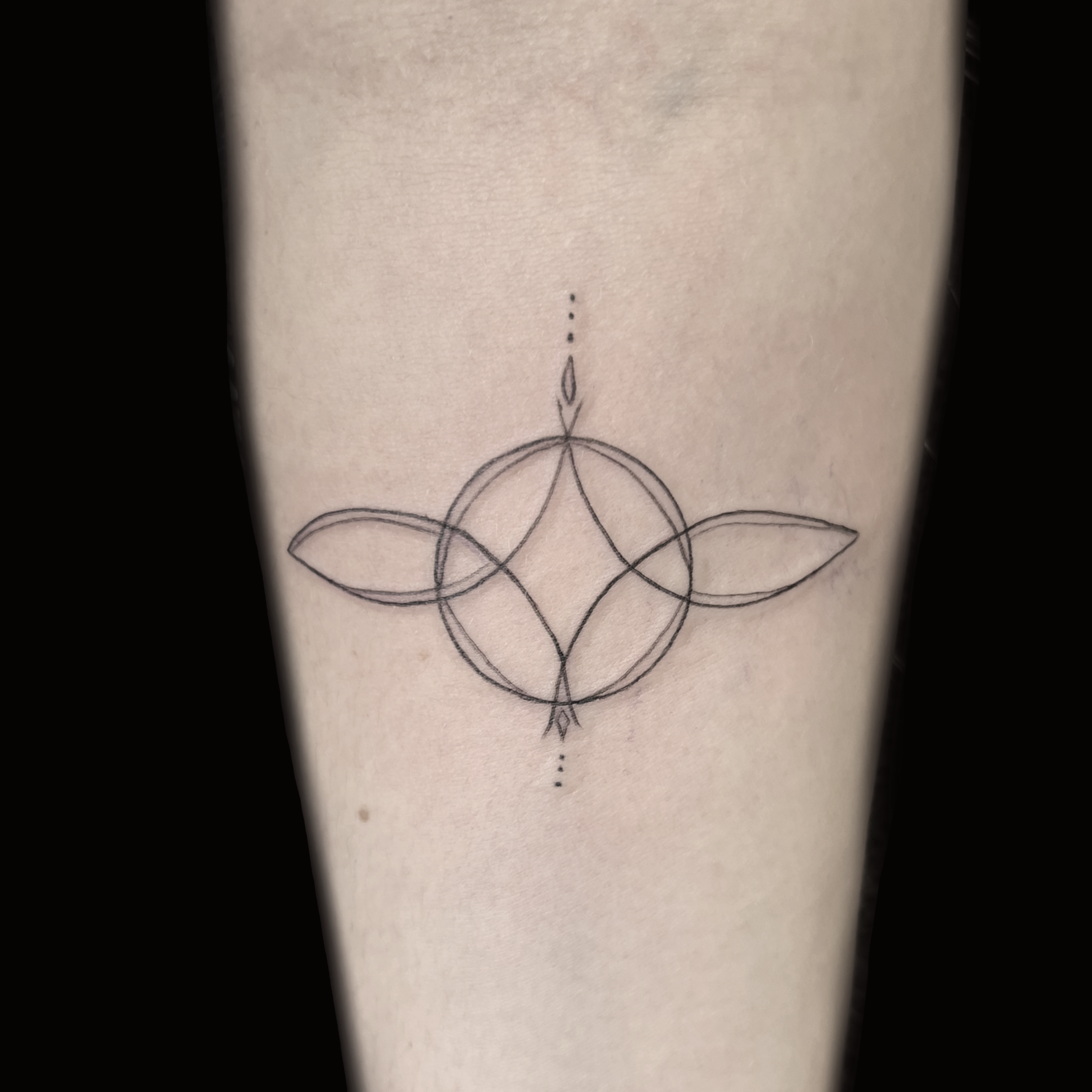  Filigranes kleines Symbol Motiv Tattoo detailreich fein gestochen im professionellem Tattoo Studio in Hamburg - Harburg. Für dezente und Mini Tattoos haben wir auch oft spontan Termine frei. 