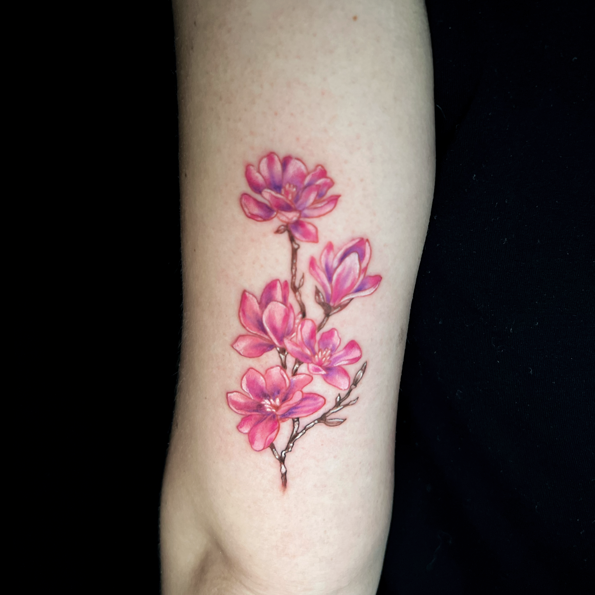 Kleine Blumen Tattoo Hamburg rosa pink realistic Arm (Kopie)