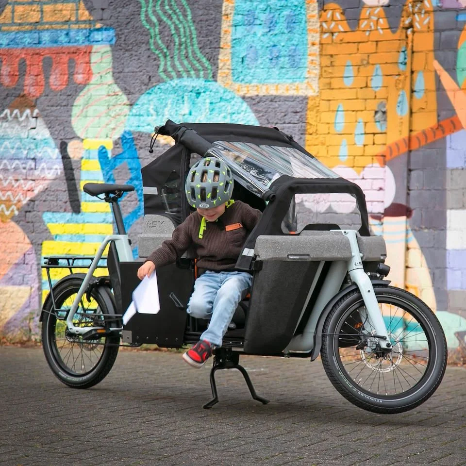 Kind steigt aus einem Lastenfahrrad.