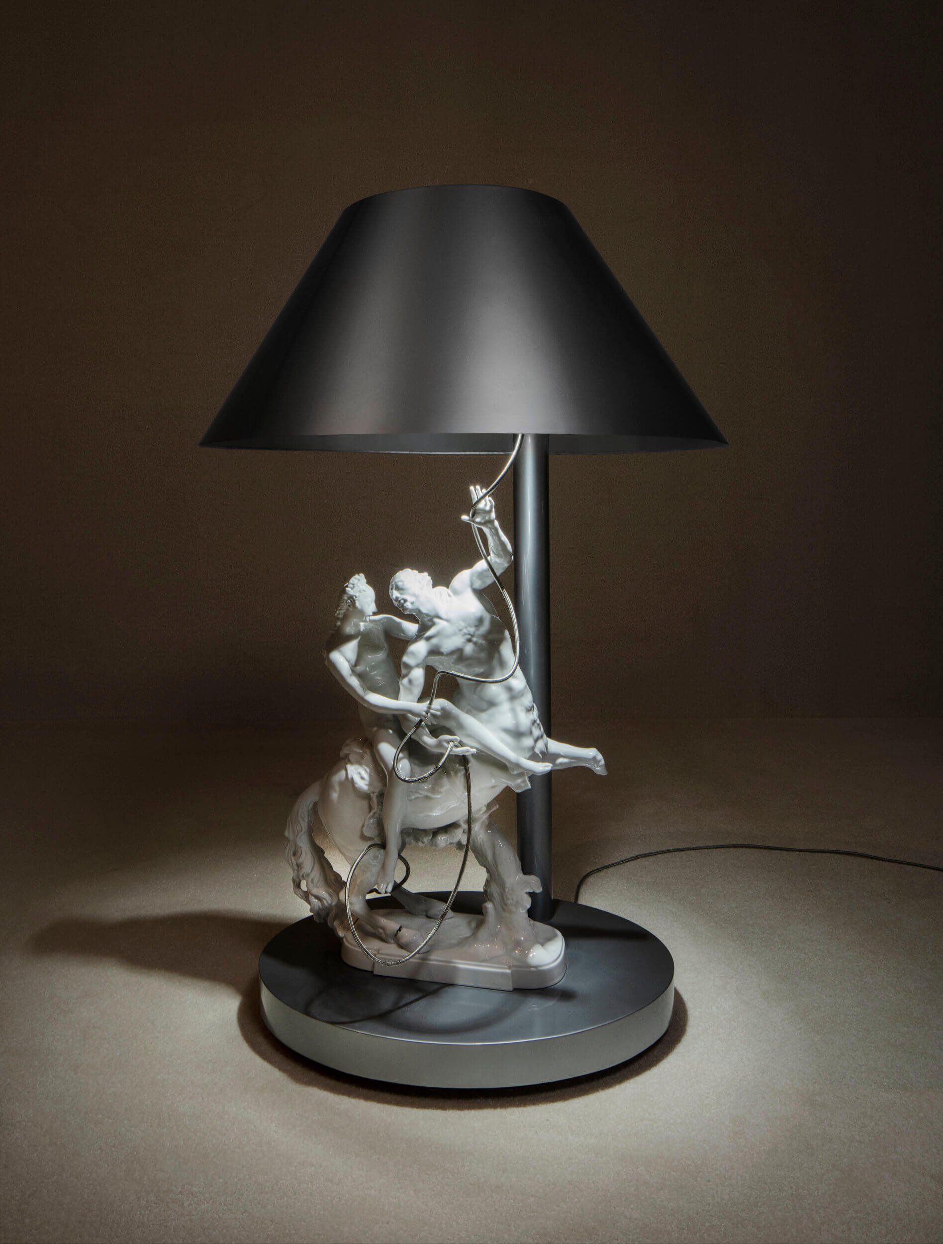 Komplettansicht der großen Skulpturleuchte von KPM