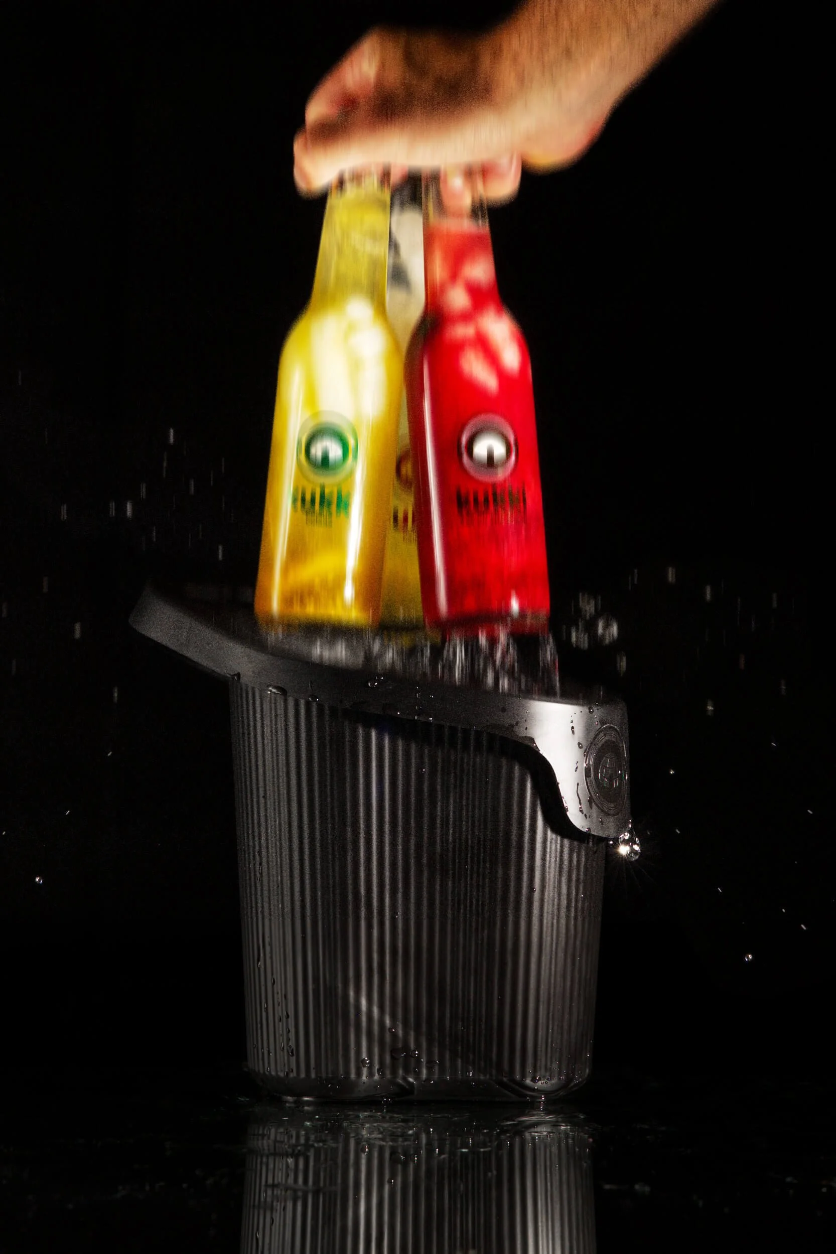 Frische kukki cocktail Flaschen werden aus einem Cocktailbad gezogen. Ein Werbemittel für das Unternehmen.