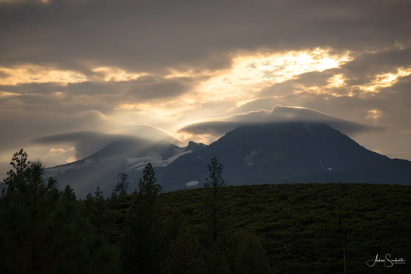 Some lenticular clouds over North and Middle Sisters. 
.
.
.
#oregonisbeautiful #oregonnw #cascadiaexplored #pnwisbeautiful #pnwlife #1859oregon #traveloregon #sistersoregon #ig_shotz #pnwphotographer #kgwweather #fox12weather #epic_captures #moodygr