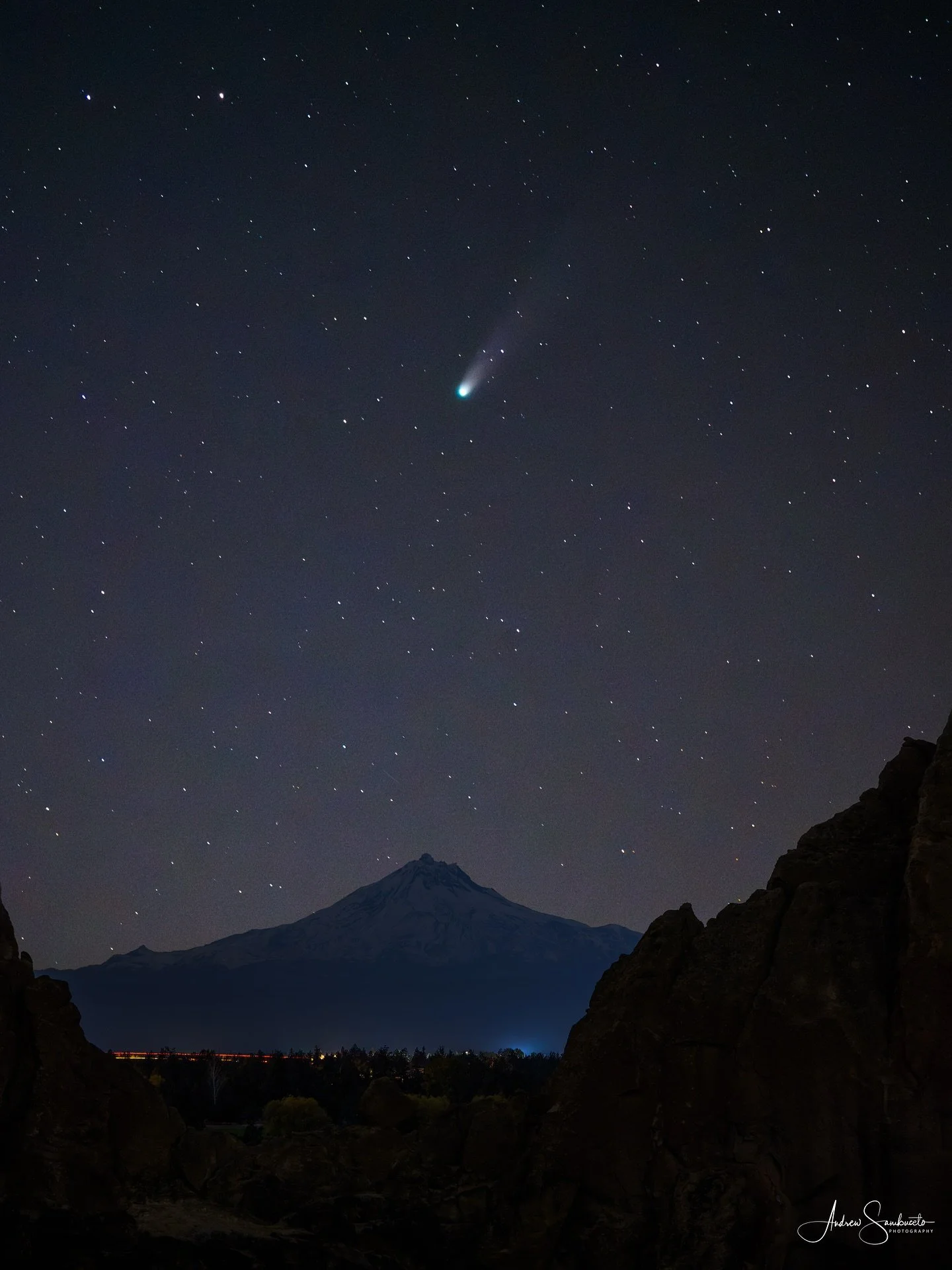 Comet Lemmon seen above Mt. Jefferson.  Photo buddies @skidchowder and @brianjenningsphotography and I got exactly what we were looking for!
.
.
.
#cometlemmon #comet #oregon #nikon #cascadiaexplored #oregonisbeautiful #visitbend #1859oregon #travelo