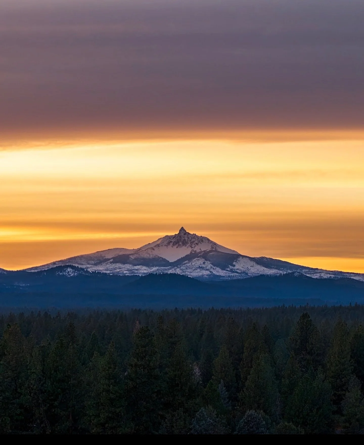 Mt. Washington at sunset. 
.
.
.
#oregon #oregonisbeautiful #visitbend #centraloregon #mtwashington #cascadiaexplored #1859oregon #traveloregon #sunset #sistersoregon #mountains #nature