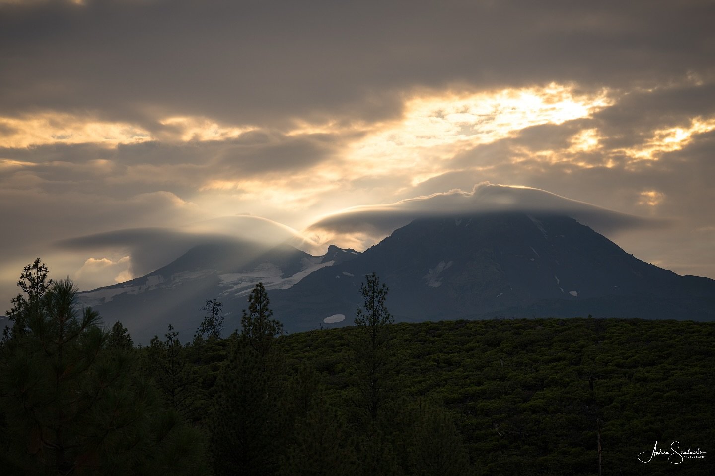 Some lenticular clouds over North and Middle Sisters. 
.
.
.
#oregonisbeautiful #oregonnw #cascadiaexplored #pnwisbeautiful #pnwlife #1859oregon #traveloregon #sistersoregon #ig_shotz #pnwphotographer #kgwweather #fox12weather #epic_captures #moodygr