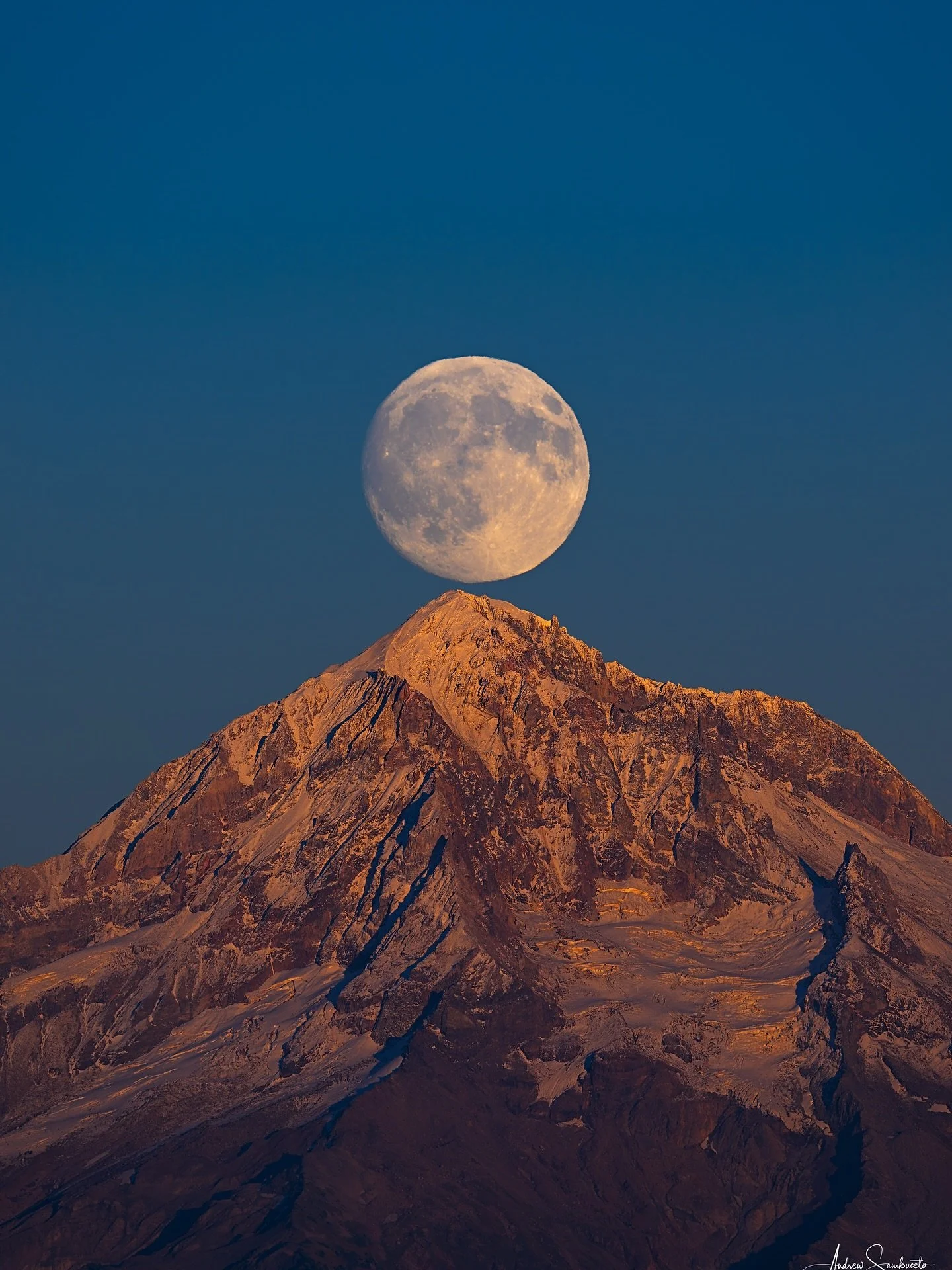 The almost full moon (Harvest Super Moon a day early) rising above Mt. Hood. 

Taken at with Nikon 600mm and Nikon Z7ii. 
.
.
.
#oregon #fullmoon #supermoon #harvestmoon #cascadiaexplored #traveloregon #1859oregon #kgwnews #kgwweather #oregonisbeauti