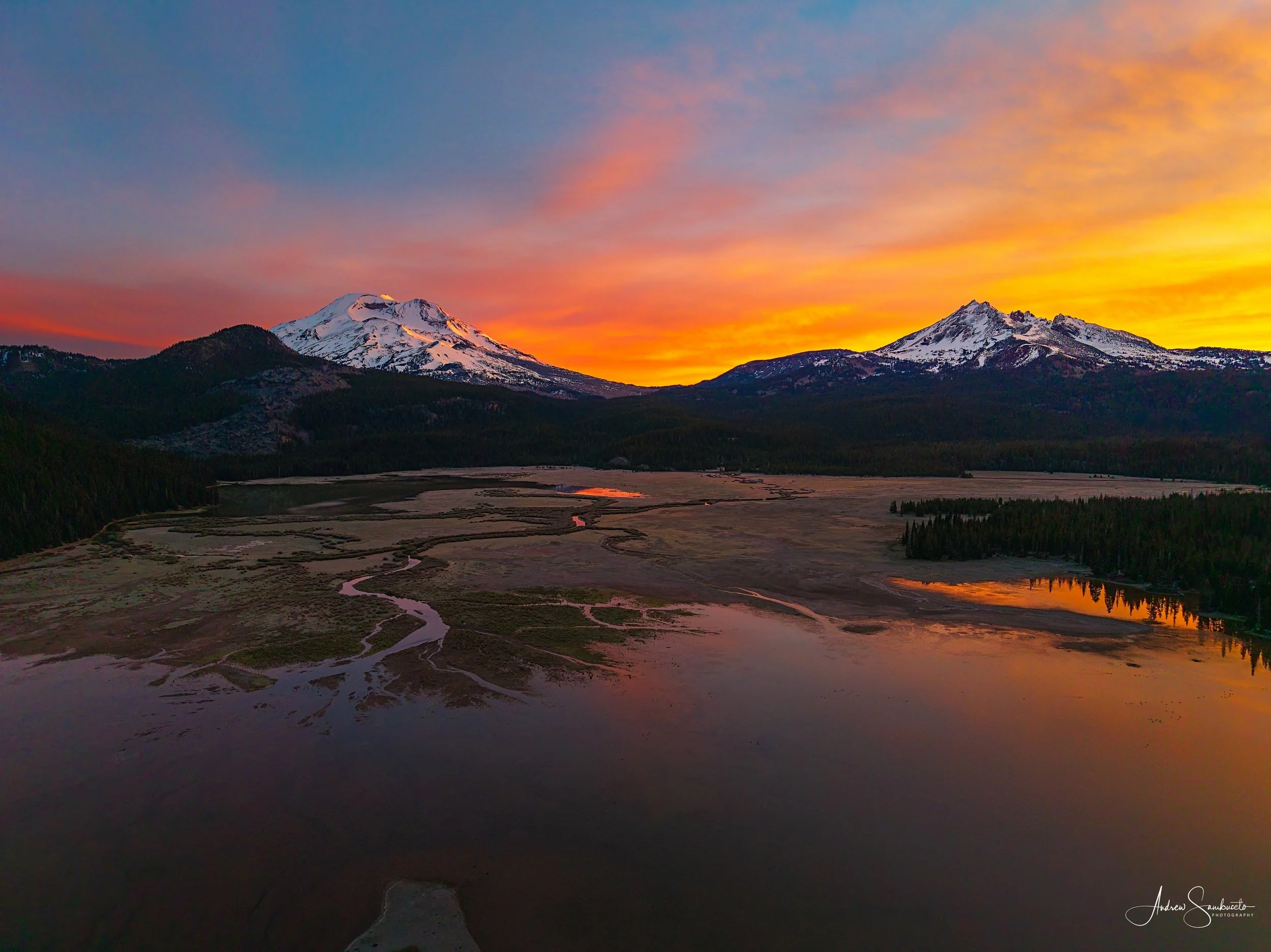 Sunrises at Sparks Lake don&rsquo;t really get better than this!
When other apps failed at color prediction, this one nailed it!
.
.
.
#cascadiaexplored #oregonisbeautiful #sparkslake #epicsunrise #theresanappforthat