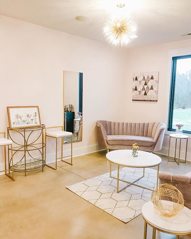 I love a good bridal suite, and this one at @oakdale_rva was so quaint! It&rsquo;s the perfect space for you and your party to get ready and release any pre-wedding jitters. Figuring out where to have both sides of the party get ready is an important