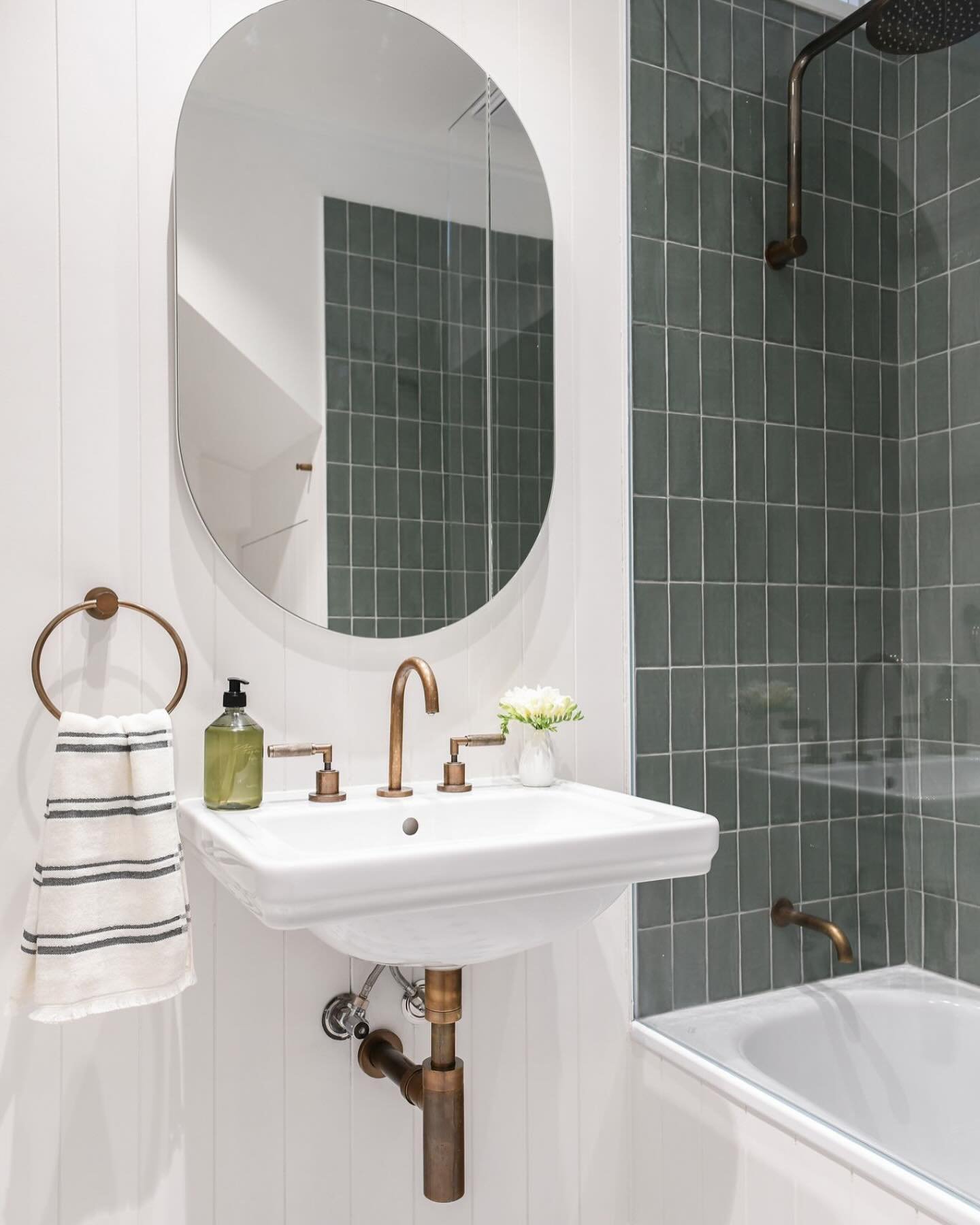 Pretty bathroom to suit a classic cottage.

📷 @inwardoutward 

#wahroongainteriordesign #wahroongainteriors #classicbathroom #bathroomdesign #wallpanelling #balmain #turramurra #pymble #interiordesignerwahroonga #sydneydesigners