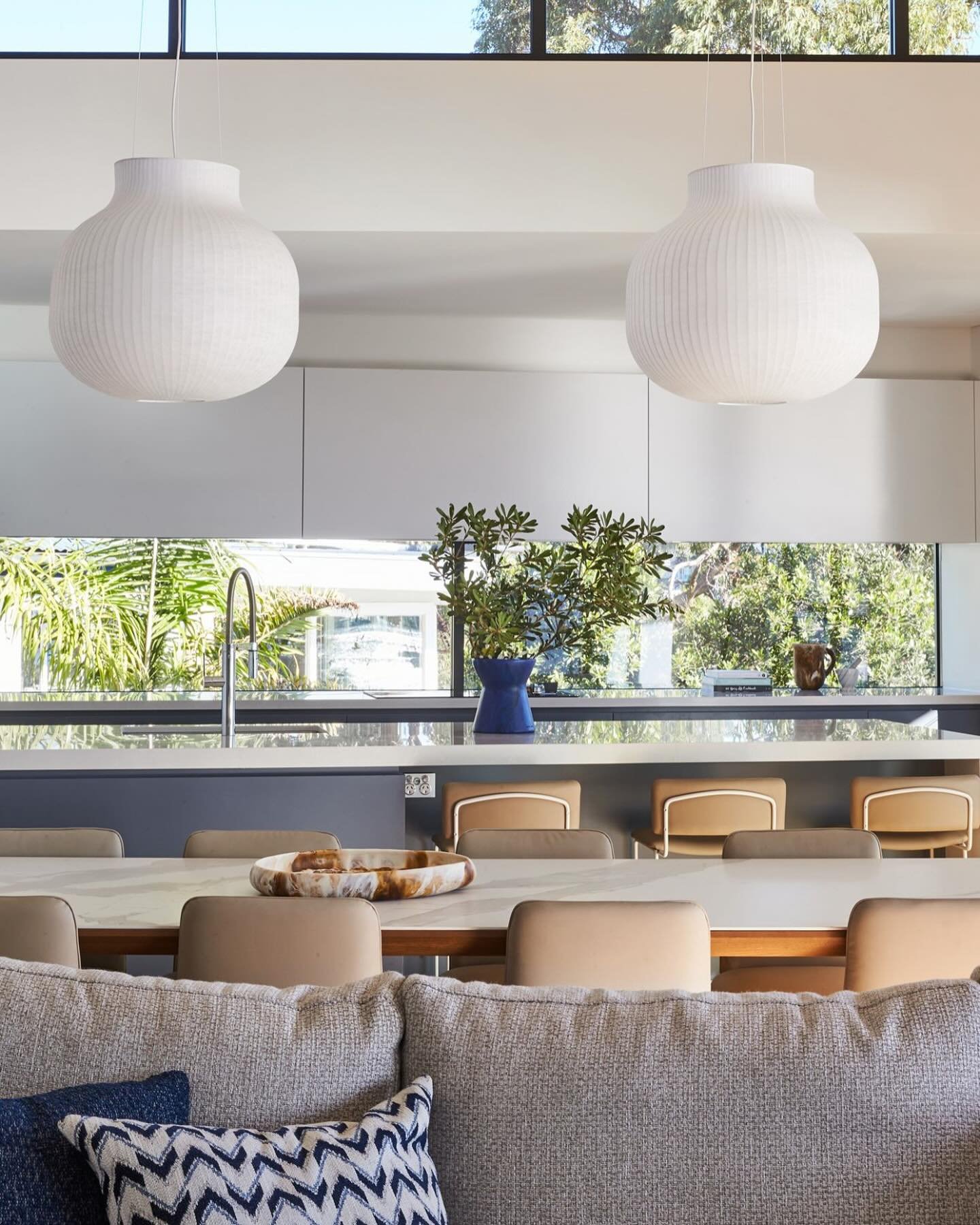 A light, bright and breezy interior!  With a palette inspired by the its beach front location this kitchen and living area transition perfectly for that inside outside flow. 

📷 @ess.creative