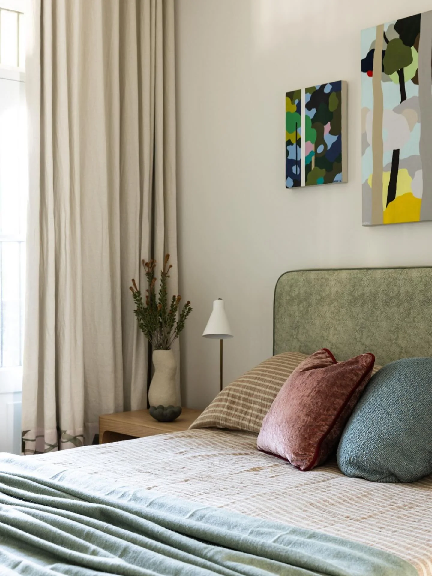 Calming bedroom details&hellip;designed for slow mornings, quiet evenings, and the kind of rest that actually restores.

📷 @simonwhitbreadphoto 
Styling: @jameedeaves 

#wahroongainteriordesign #interiordesignerwahroonga #bedroomdesign #joyfulliving