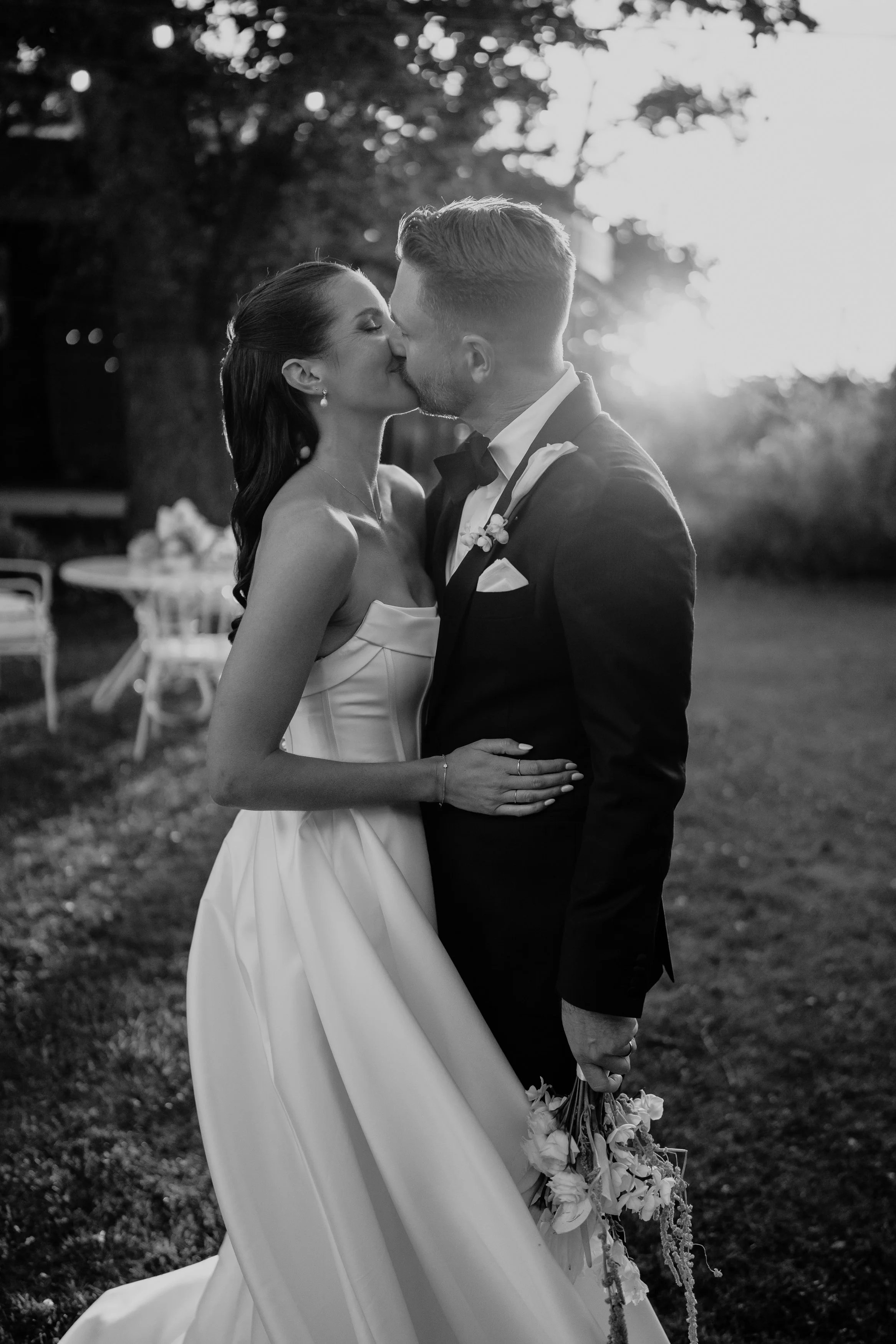 sunset kisses at Luxury wedding in Tasmania with Freyr Studios