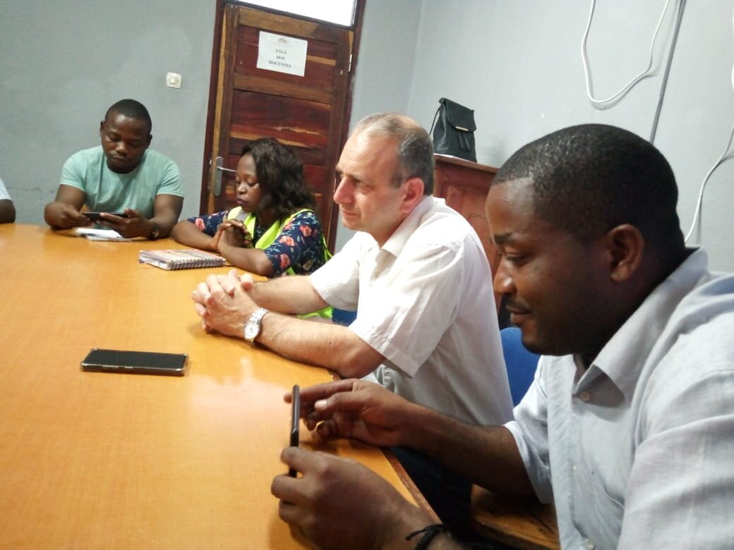 Dr Moshe Farchi addressing students and faculty at Universidade Pedagógica of Mozambique, in Beira