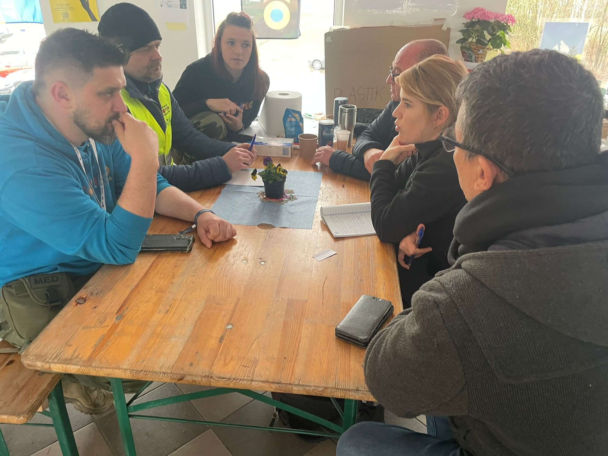 NATAN team members meet with peers from Folkowisko Association at the Przemsyl refugee center