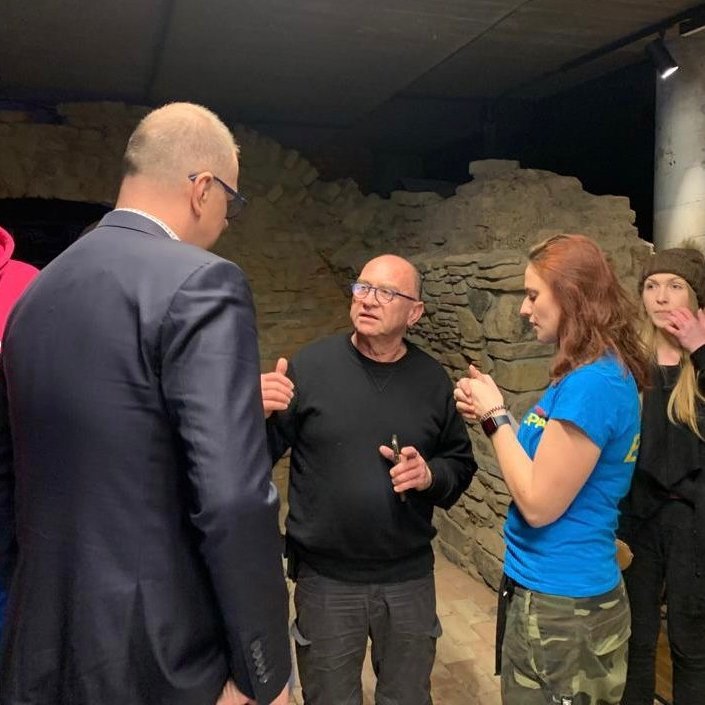 NATAN Head of Mission Oded Regev speak with Przemysl Mayor Wojciech Bakun and Folkowisko's Basia Psiuk at humanitarian aid conference organized by Folkowisko, April 3, 2022.