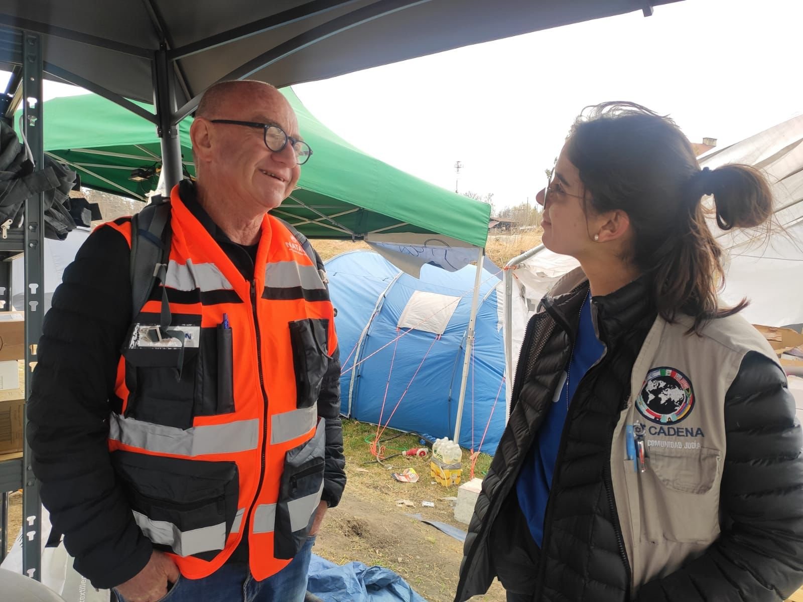 NATAN Head of Mission Oded Regev speaks with Cadena’s Andrea Isita at the Medyka crossing on the Poland-Ukraine border