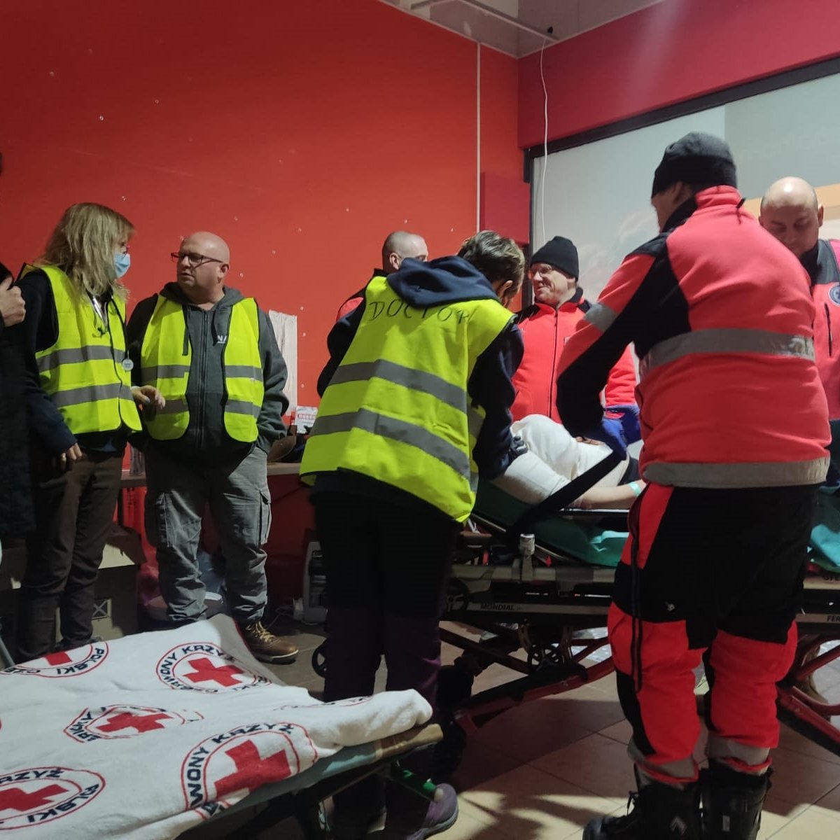 NATAN medical team working with Polish Red Cross to aid incoming patient