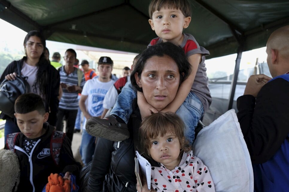 Venezuelan refugees and migrants cross the Simon Bolivar International Bridge into Colombia. © UNHCR/Santiago Escobar-Jaramillo