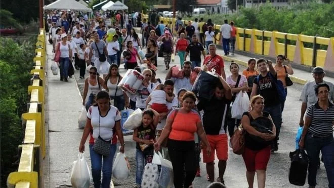 Migrants at the Colombia-Venezuela border crossing (AFP news photo)