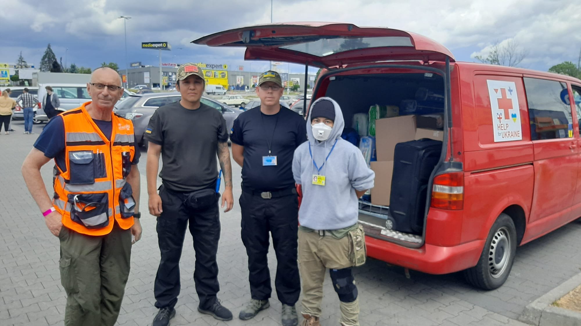 A Finnish aid team arrived at the Przemysl center directly from the battle zone in Kharkiv. The team came for assistance, equipment and medical supplies. They received a briefing and guidance from NATAN’s Dr. Jacek Linde, who has had experience as a