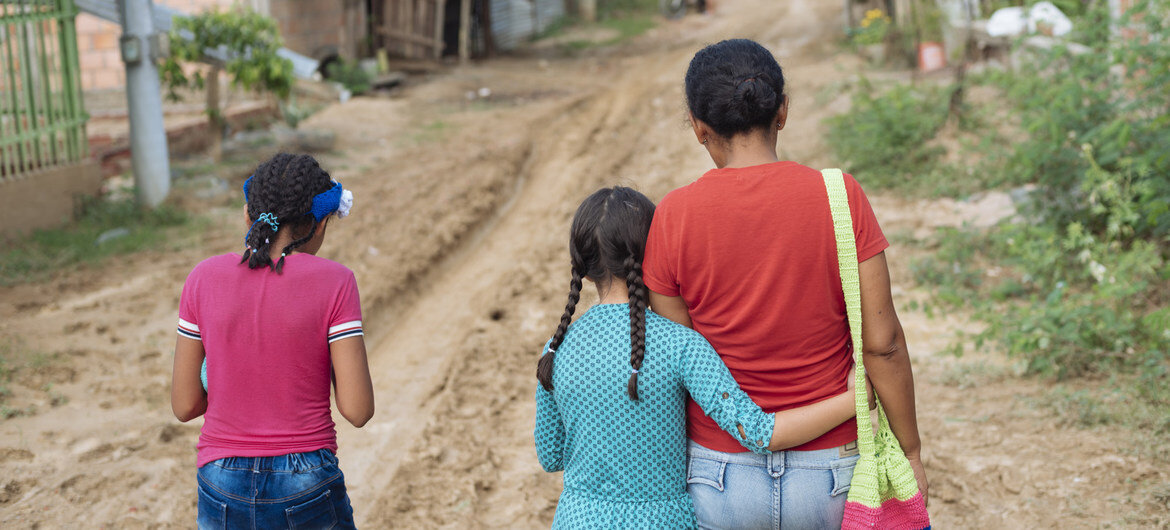 Venezuelan migrant woman and children. ©UNICEF/Arcos