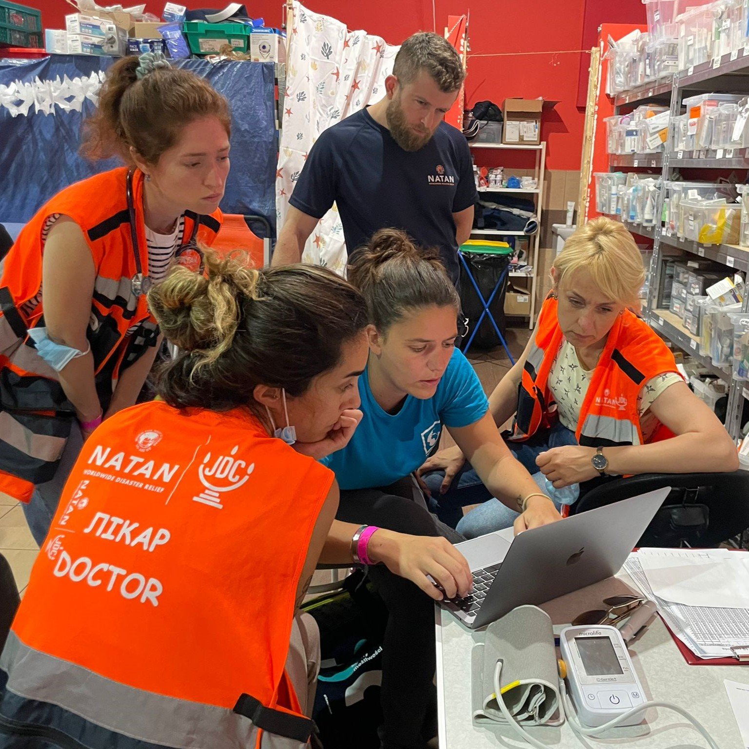 Alice Silvestro, Medical Coordinator of INTERSOS in Poland.(center) seen here working closely with NATAN medical team: Doctors Garry Tzarfati, Alona Boukin, Danny Feldman, and Valeria Zayats at the clinic in Przemysl, Poland.