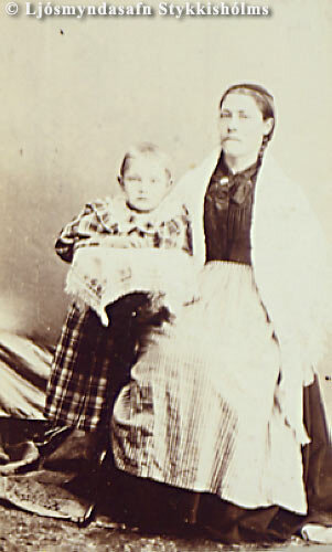 Júlíana Silfá Jónsdóttir and her daughter Margrét Magnúsdóttir